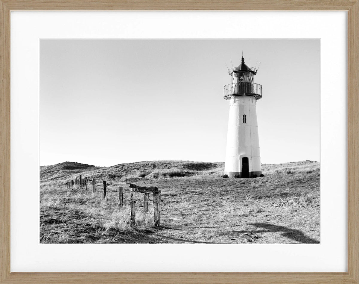 Schwarz-weiß Poster mit Rahmen, zeigt den Leuchtturm List auf Sylt, von Cosman-Photocollection, 31x25cm, Wanddekoration