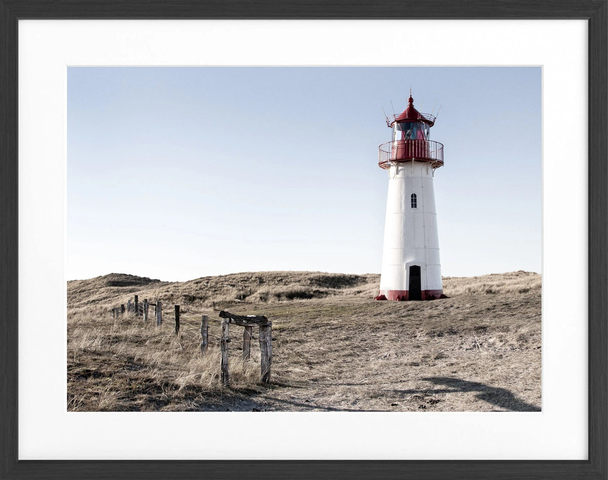 Schwarz-weiß Poster mit Rahmen von Sylt, zeigt den Leuchtturm List, im Format 31x25 cm, von Cosman-Photocollection.