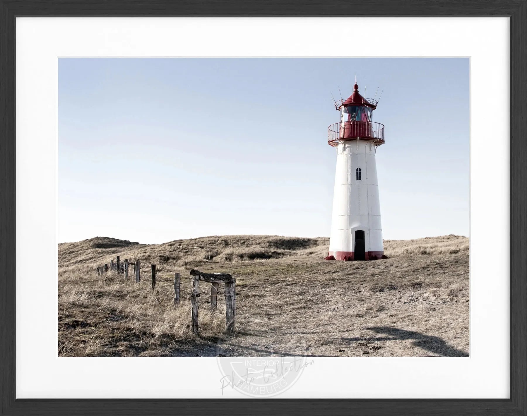 Schwarz-weiß Poster mit Rahmen von Sylt, zeigt den Leuchtturm List, im Format 31x25 cm, von Cosman-Photocollection.