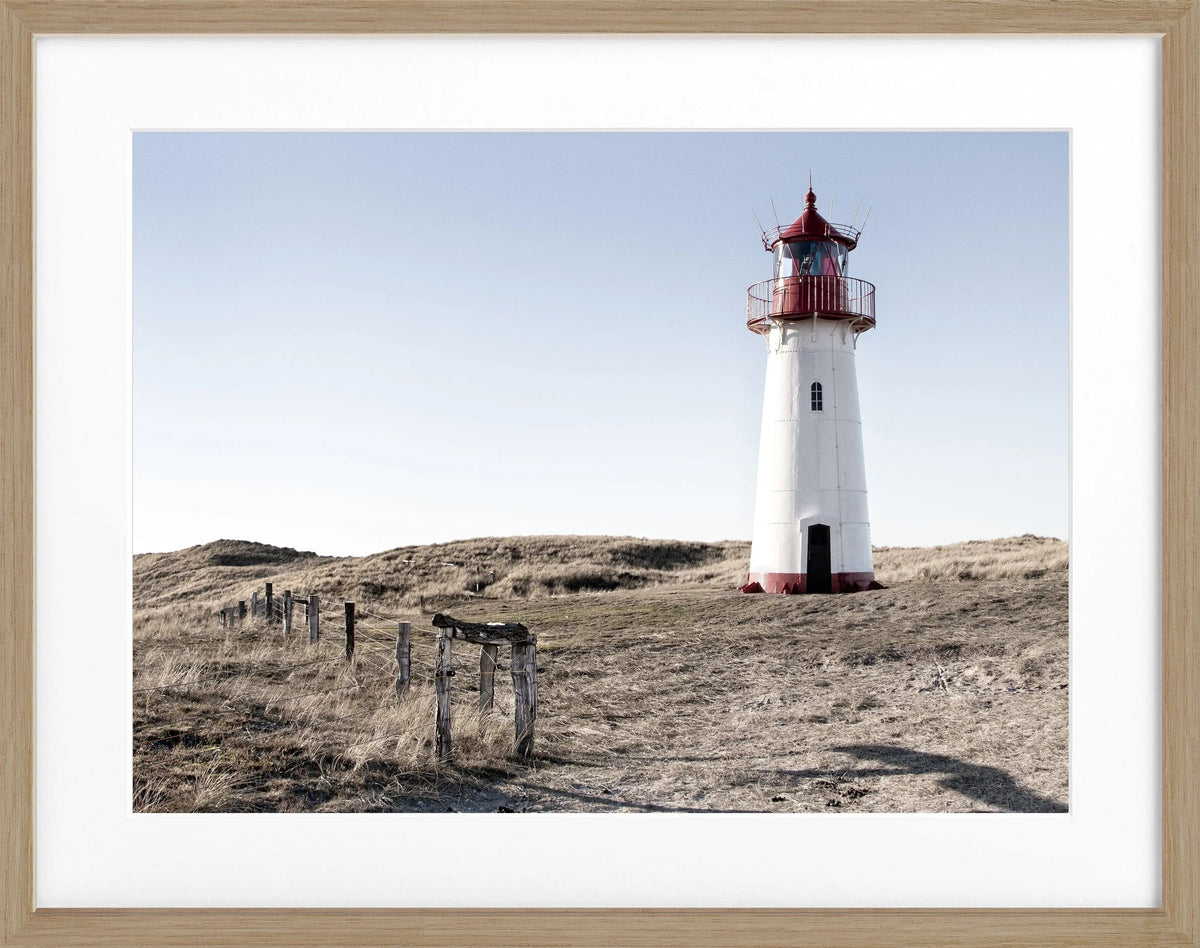 Schwarz-weiß Poster mit Rahmen, zeigt den Leuchtturm List auf Sylt aus der Cosman-Photocollection, 31x25cm.
