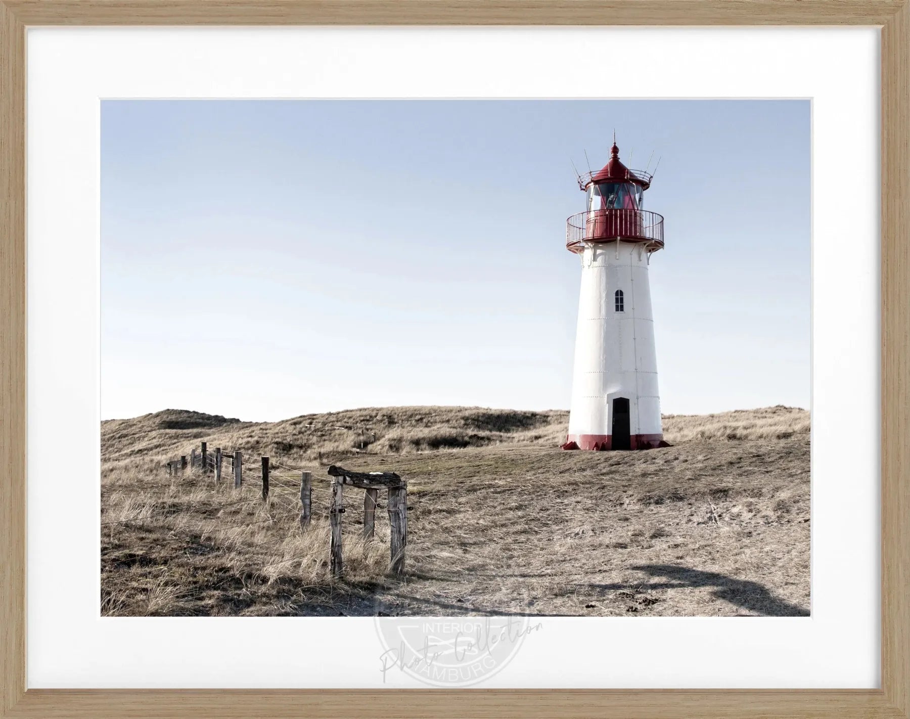 Schwarz-weiß Poster mit Rahmen, zeigt den Leuchtturm List auf Sylt aus der Cosman-Photocollection, 31x25cm.