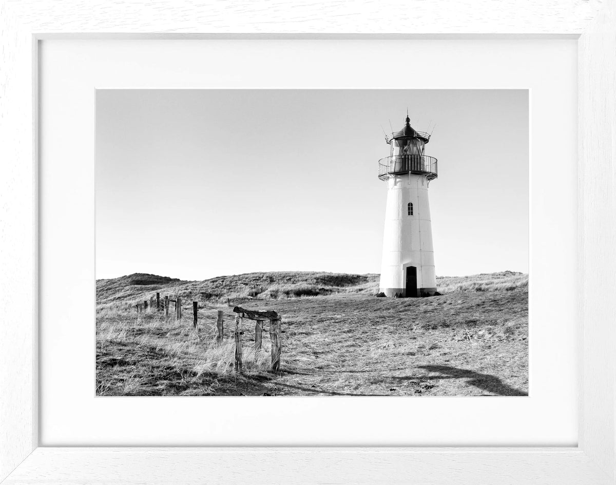 Schwarz-weiß Poster mit Rahmen von Cosman-Photocollection, Leuchtturm List auf Sylt, Motiv in 31x25cm, Wanddekoration