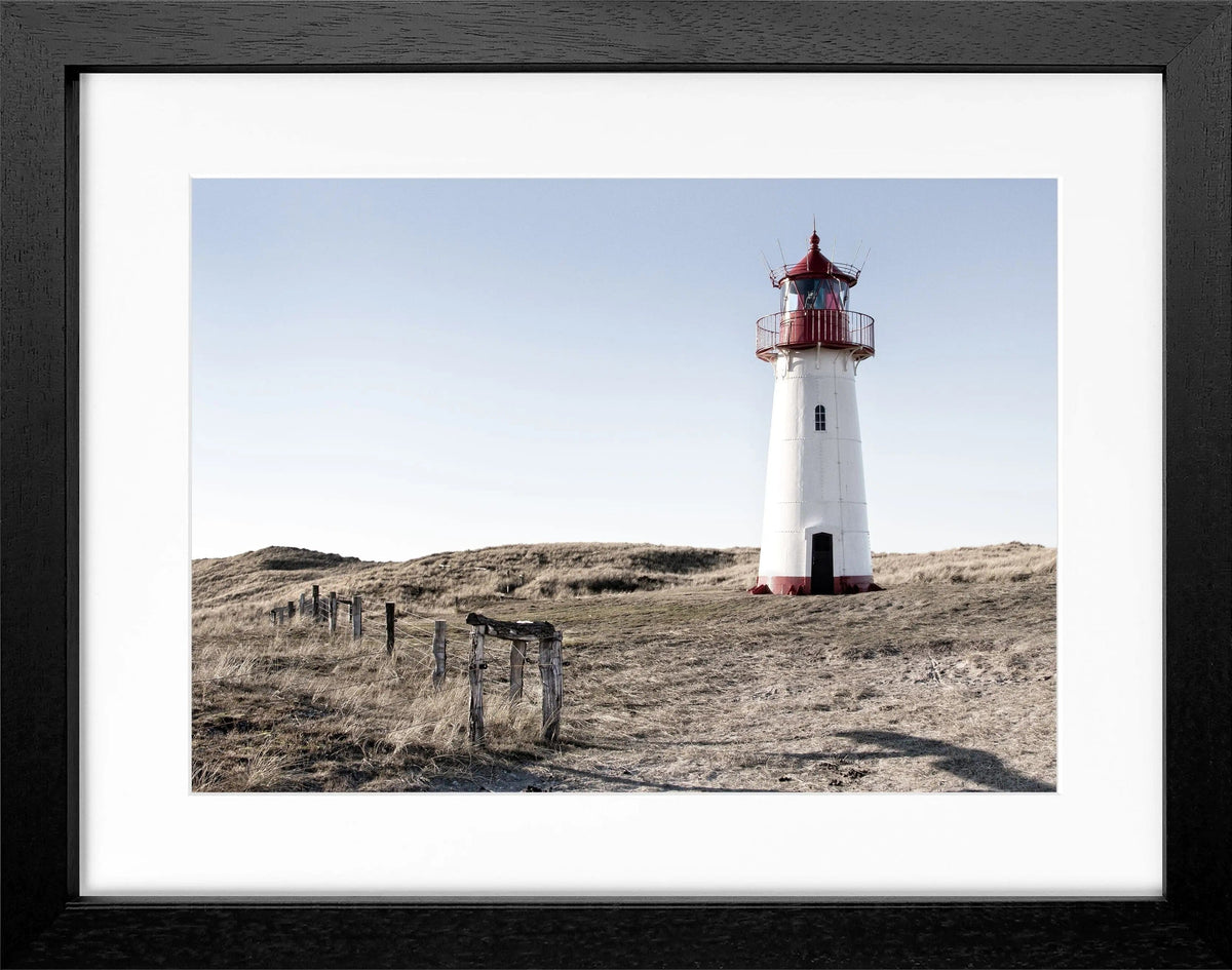 Schwarz-weiß Poster mit Rahmen, zeigt den Leuchtturm List auf Sylt, von Cosman-Photocollection, 31x25cm, Wanddekoration