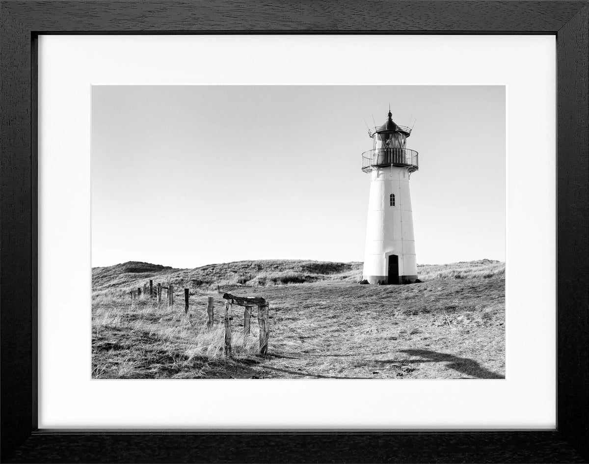 Schwarz-weiß Poster mit Rahmen, zeigt den Leuchtturm List auf Sylt, von Cosman-Photocollection, 31x25 cm, Wanddekoration
