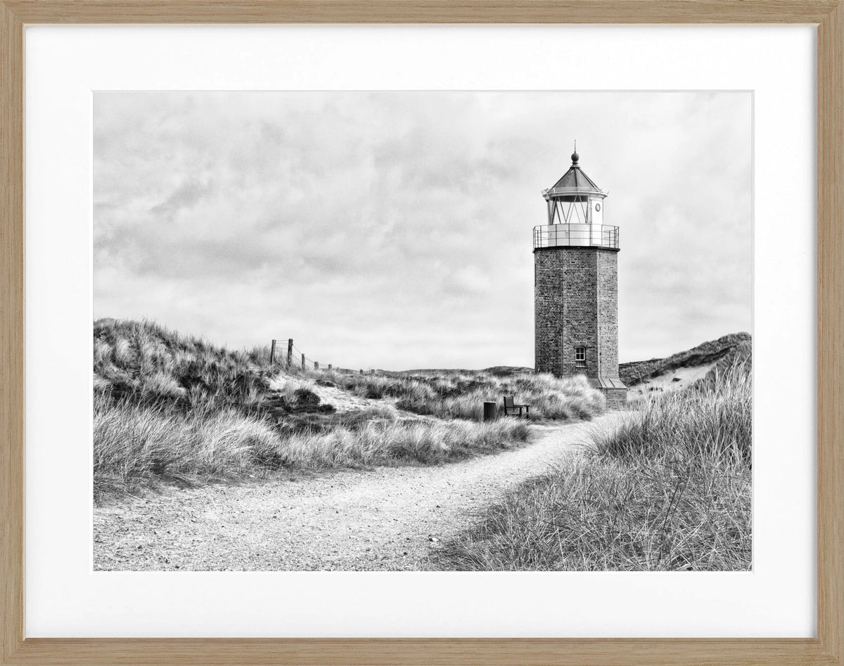 Schwarz-weiß Poster mit Rahmen, zeigt den Leuchtturm am Roten Kliff auf Sylt, von Cosman-Photocollection, 31x25 cm
