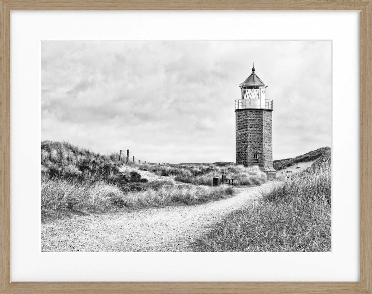 Schwarz-weiß Poster mit Rahmen, zeigt den Leuchtturm am Roten Kliff auf Sylt, von Cosman-Photocollection, 31x25 cm