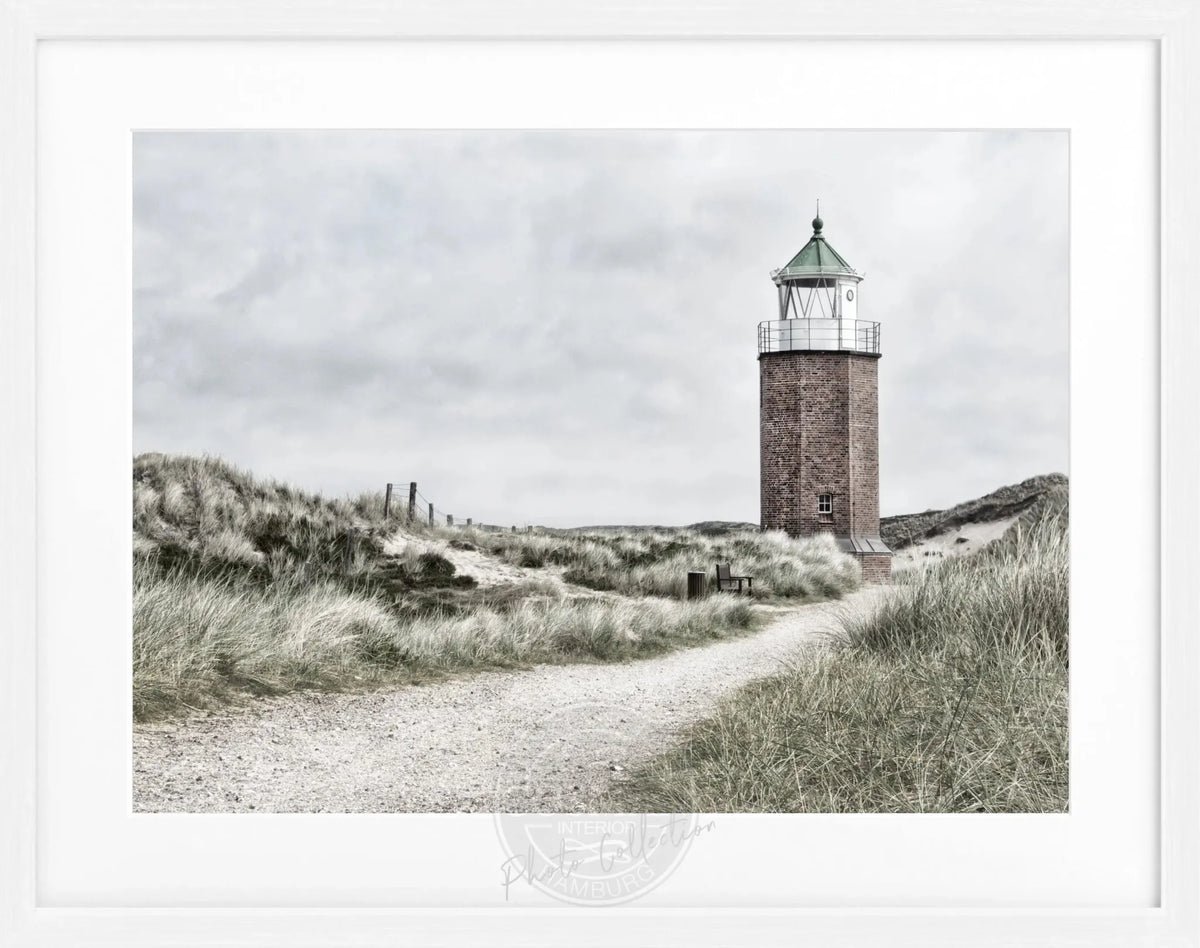 Schwarz-weiß Poster mit schwarzem Rahmen, zeigt den Leuchtturm am roten Kliff auf Sylt, von Cosman-Photocollection.