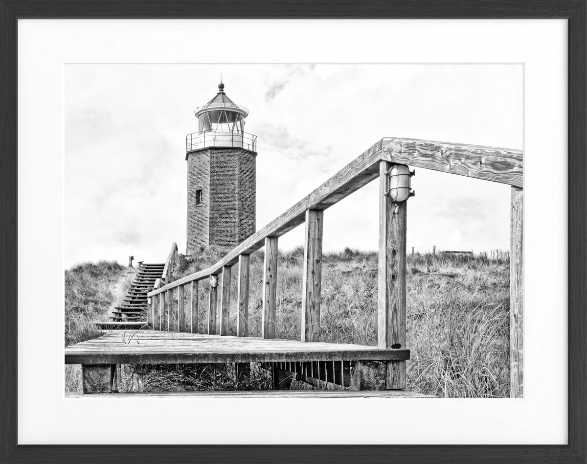 Poster mit Rahmen, schwarzer Leuchtturm auf Sylt vor rotem Kliff, in Schwarz-Weiß, von Cosman-Photocollection, 31x25 cm