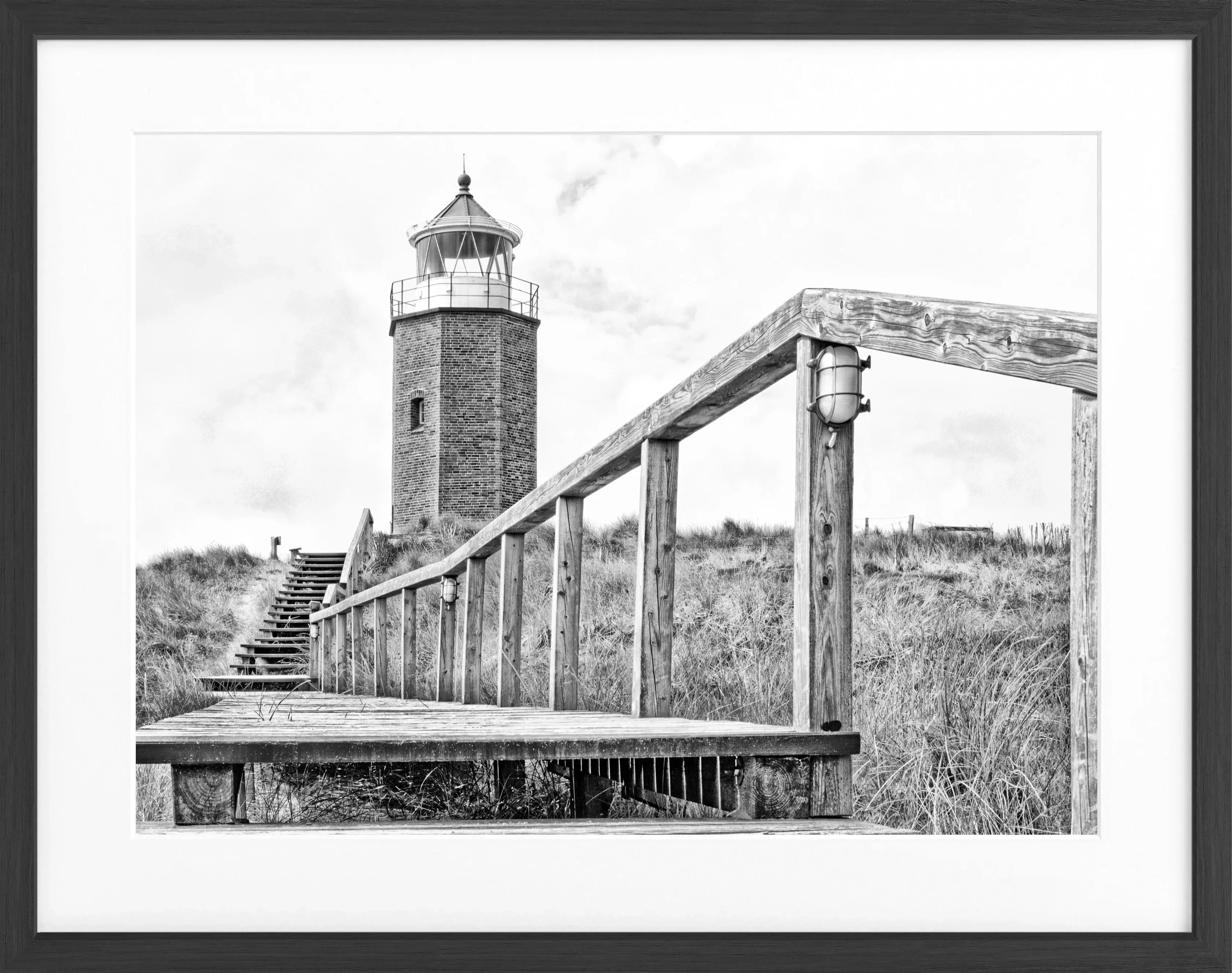 Poster mit Rahmen, schwarzer Leuchtturm auf Sylt vor rotem Kliff, in Schwarz-Weiß, von Cosman-Photocollection, 31x25 cm