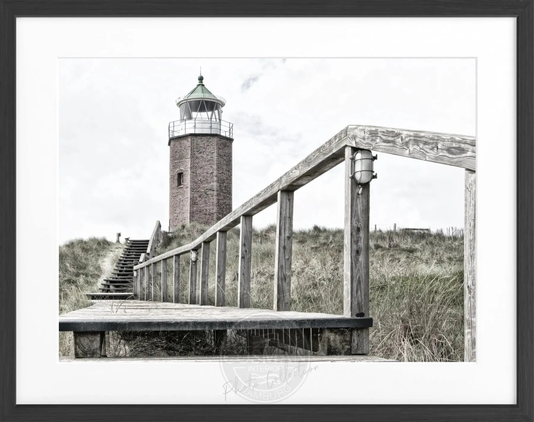 Schwarz-weiß Poster mit Rahmen, zeigt den Leuchtturm Sylt am Roten Kliff, von Cosman-Photocollection, 31x25 cm