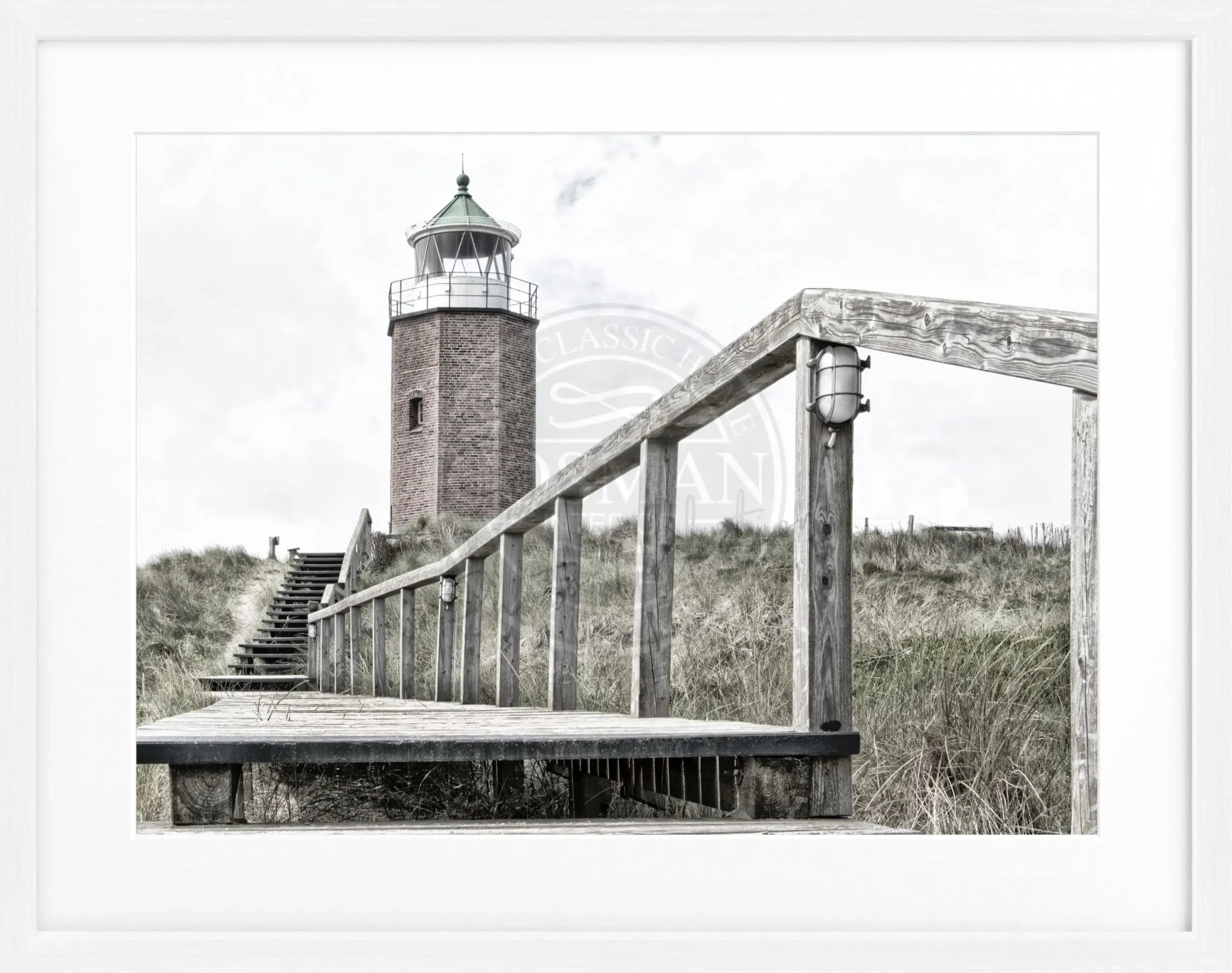 Schwarz-weiß Poster mit Rahmen, zeigt den Leuchtturm am Roten Kliff auf Sylt, im Format 31x25 cm, von Cosman-Photocollection.
