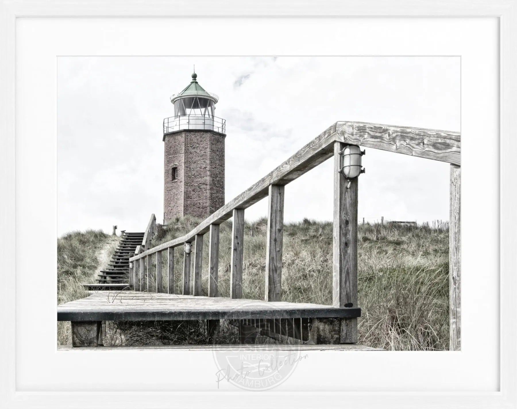 Schwarz-weiß Poster mit Rahmen, zeigt den Leuchtturm am Roten Kliff auf Sylt, im Format 31x25 cm, von Cosman-Photocollection.