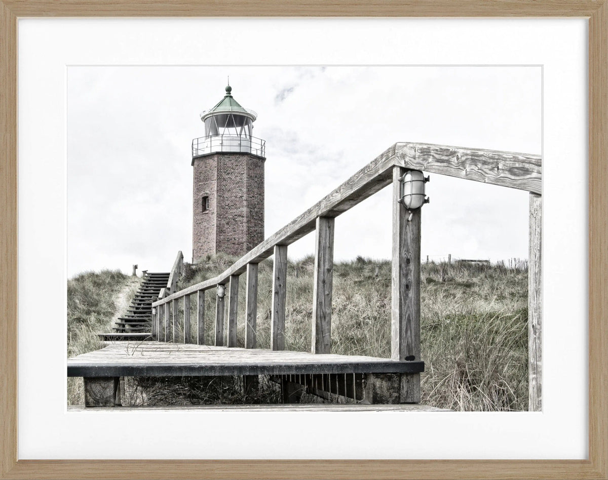 Schwarz-weiß Poster mit Rahmen, zeigt den Leuchtturm am Roten Kliff auf Sylt, von Cosman-Photocollection, 31x25 cm