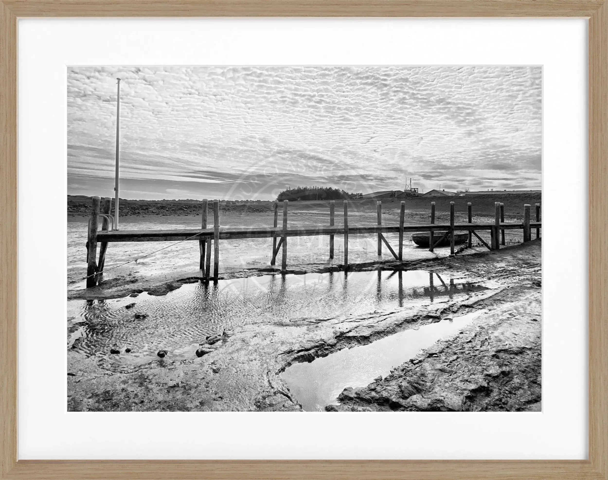 Schwarz-weiß Poster mit Rahmen von Cosman-Photocollection, zeigt den Hafen in Rantum auf Sylt, Maße 31x25 cm.