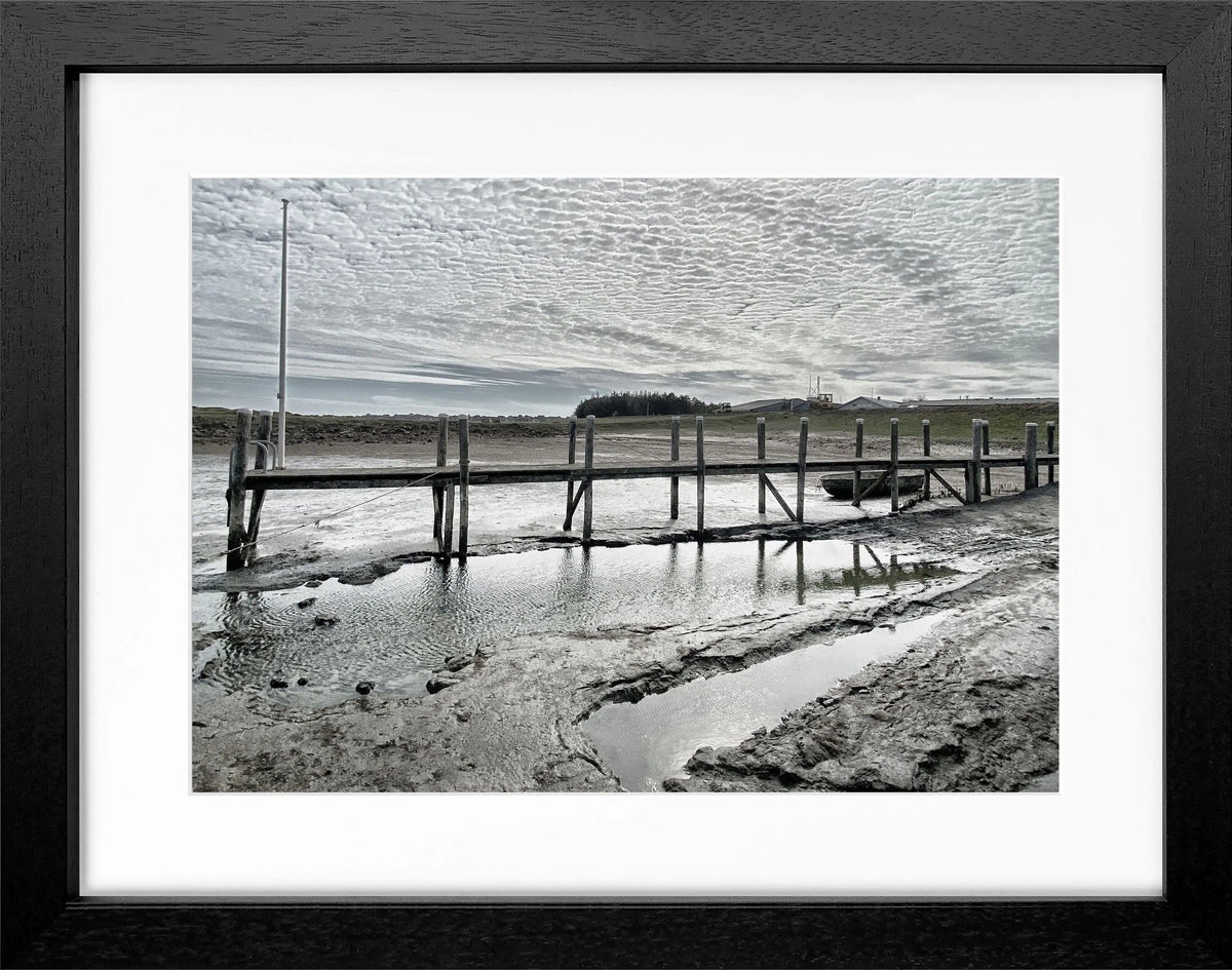 Schwarz-weiß Poster mit Rahmen von Sylt Rantum Hafen, von Cosman-Photocollection, 31x25 cm, maritimes Hafenmotiv