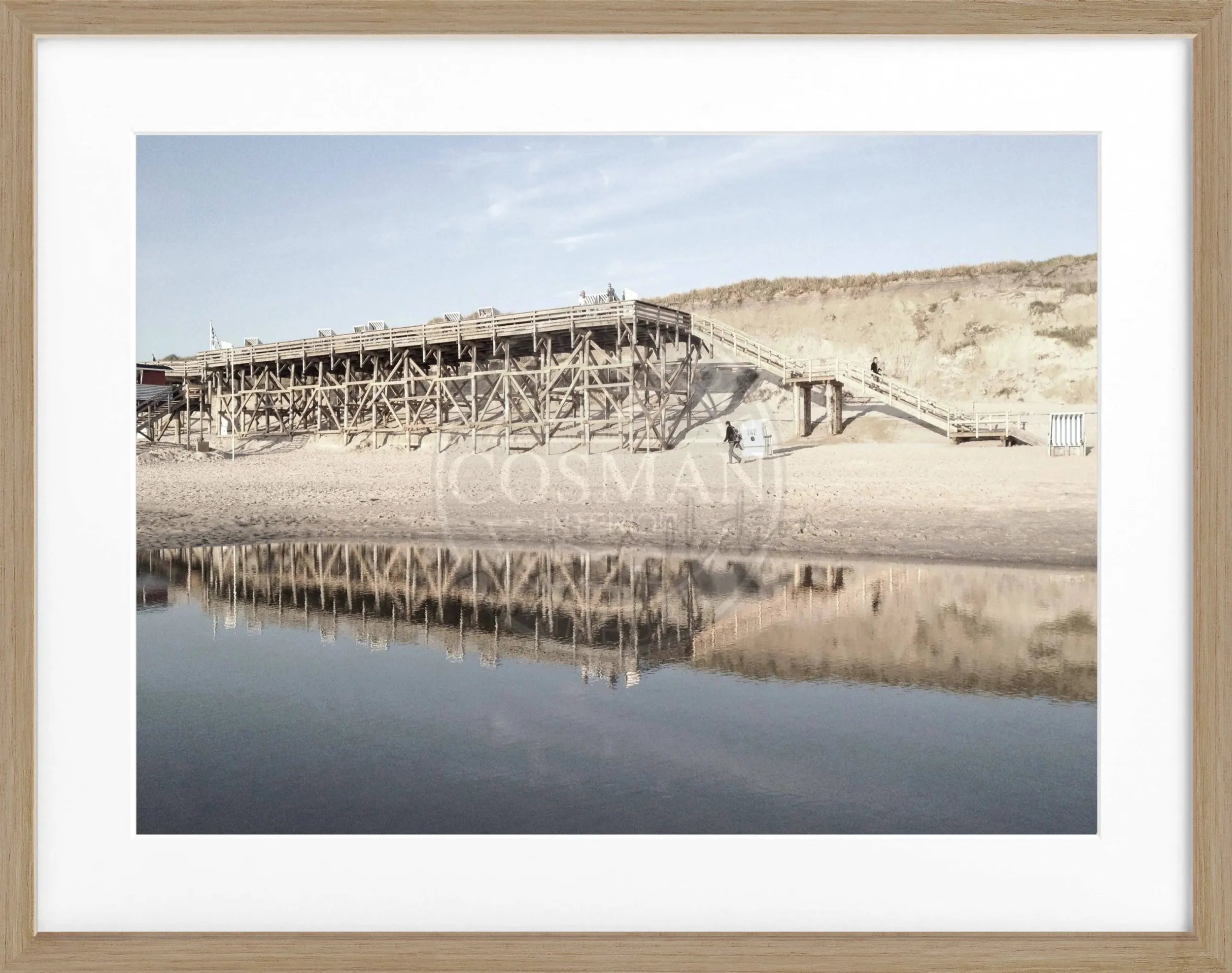 Schwarz-weiß Poster mit Rahmen von Sylt Kampen, 31x25 cm, von Cosman-Photocollection, zeigt Strandmotiv.
