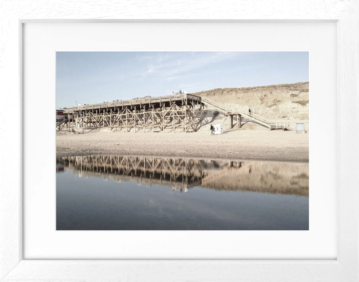 Schwarz-weiß Poster mit Rahmen von Sylt Kampen, 31x25cm, von Cosman-Photocollection, zeigt Strandmotiv im minimalistischen Stil