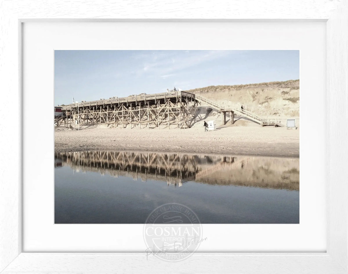 Schwarz-weiß Poster mit Rahmen von Sylt Kampen, 31x25cm, von Cosman-Photocollection, zeigt Strandmotiv im minimalistischen Stil