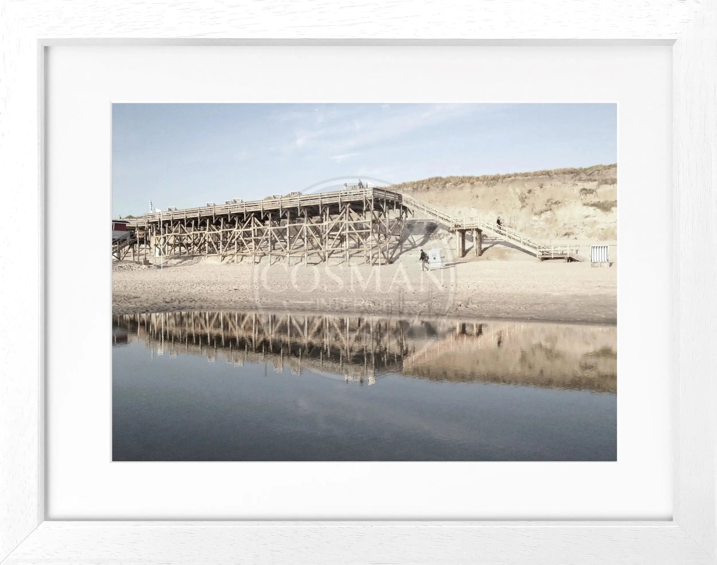 Schwarz-weiß Poster mit Rahmen von Sylt Kampen, 31x25cm, von Cosman-Photocollection, zeigt Strandmotiv im minimalistischen Stil