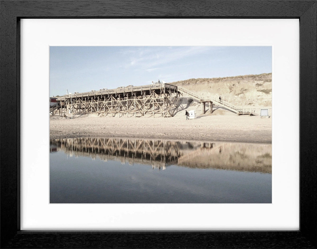 Schwarz-weiß Poster mit schwarzem Rahmen, zeigt den Strand Kampen auf Sylt, von Cosman-Photocollection, 31x25 cm