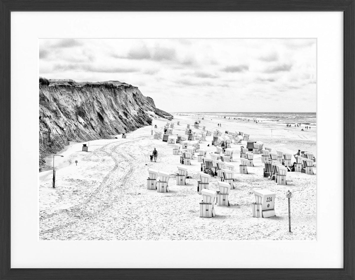 Schwarz-weiß Poster mit Rahmen, zeigt Strandkörbe am Strand von Kampen auf Sylt, von Cosman-Photocollection.