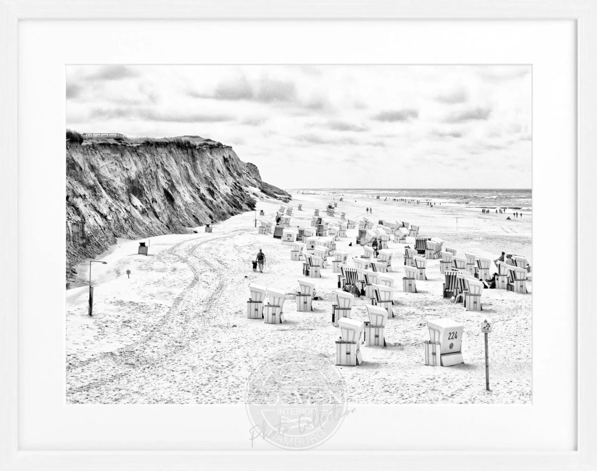 Schwarz-weiß Poster mit Rahmen von Cosman-Photocollection, zeigt Strandkörbe in Kampen auf Sylt, 31cm x 25cm.