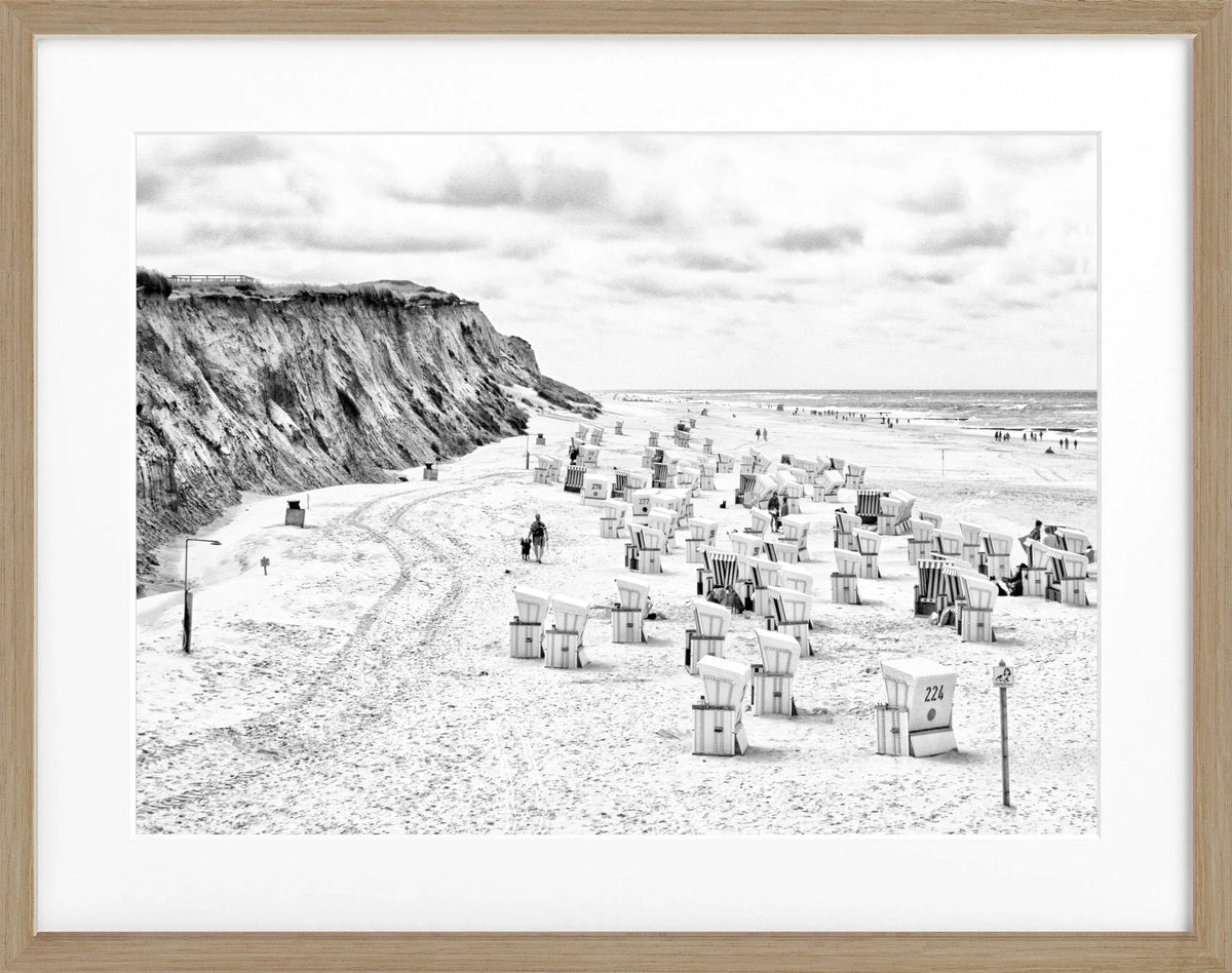 Schwarz-Weiß-Poster mit Rahmen von Sylt, zeigt Strandkörbe in Kampen, von Cosman-Photocollection, 31x25 cm