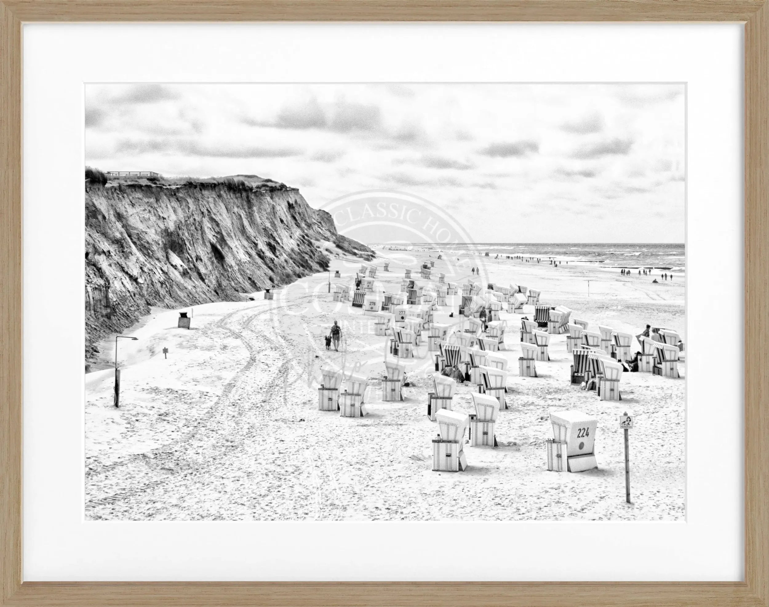 Schwarz-Weiß-Poster mit Rahmen von Sylt, zeigt Strandkörbe in Kampen, von Cosman-Photocollection, 31x25 cm