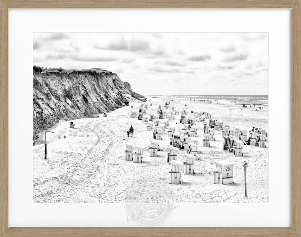 Schwarz-Weiß-Poster mit Rahmen von Sylt, zeigt Strandkörbe in Kampen, von Cosman-Photocollection, 31x25 cm