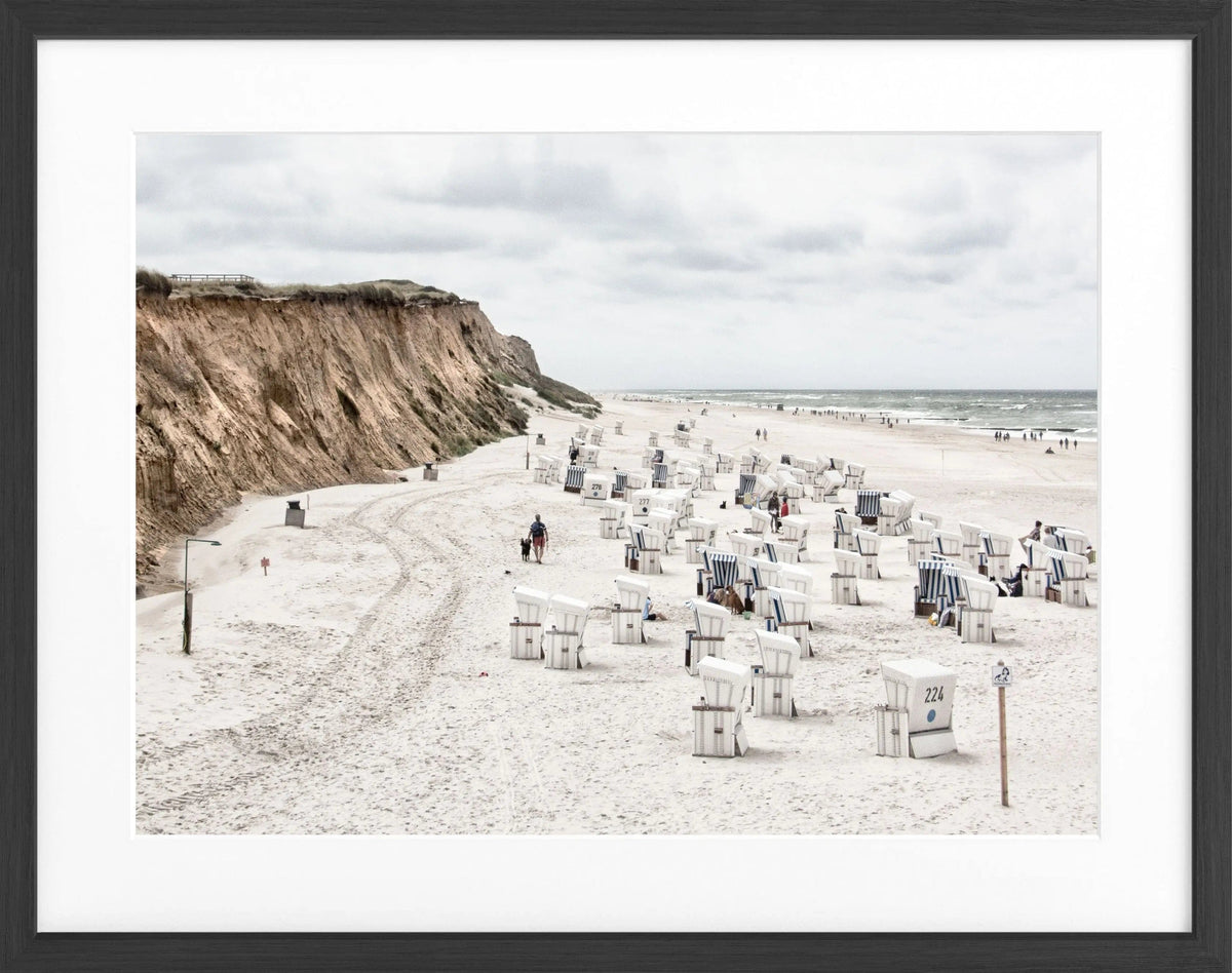 Schwarz-weiß Poster mit Rahmen von Cosman-Photocollection, zeigt Strandkörbe auf Sylt in Kampen, Größe 31x25 cm