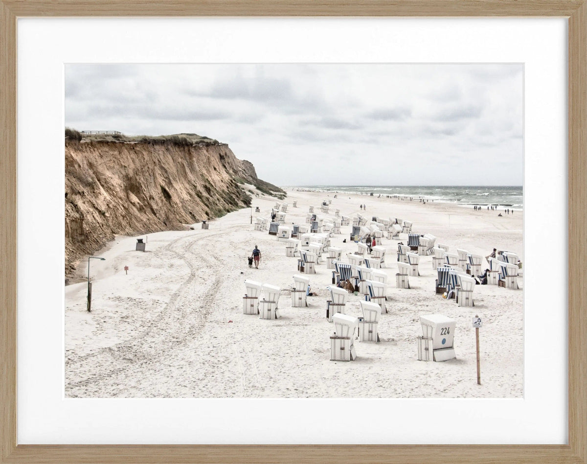 Schwarz-weiß Poster mit Rahmen, zeigt Strandkörbe auf Sylt in Kampen, von Cosman-Photocollection, 31x25 cm