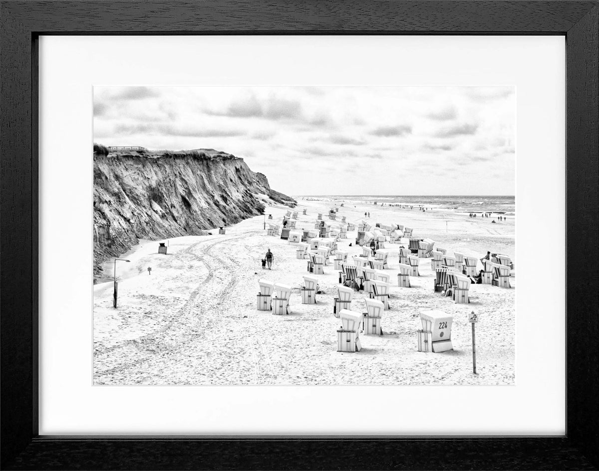 Schwarz-weiß Poster mit Rahmen, zeigt Strandkörbe auf Sylt Kampen, von Cosman-Photocollection, Größe 31x25 cm.
