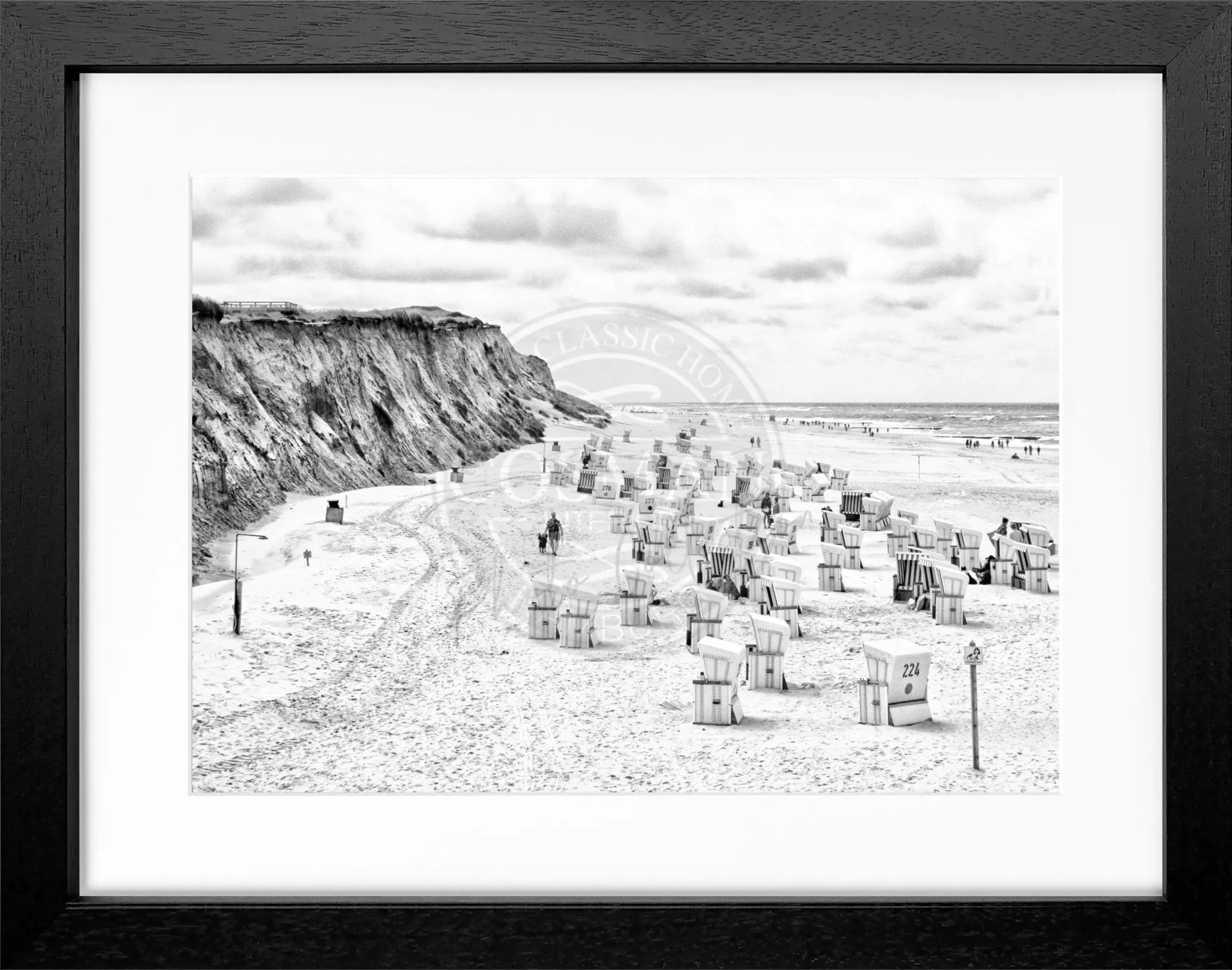 Schwarz-weiß Poster mit Rahmen, zeigt Strandkörbe auf Sylt Kampen, von Cosman-Photocollection, Größe 31x25 cm.