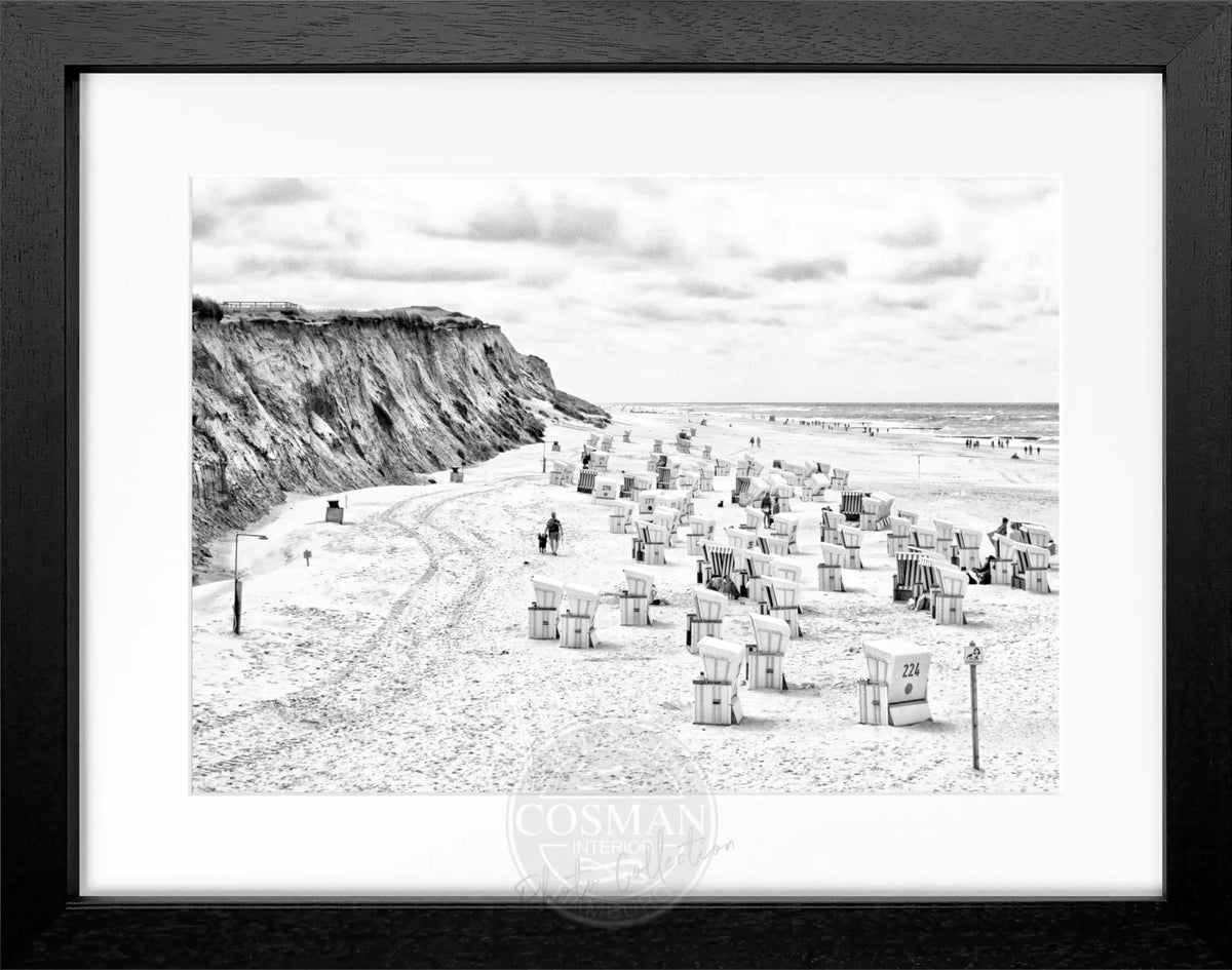 Schwarz-weiß Poster mit Rahmen, zeigt Strandkörbe auf Sylt Kampen, von Cosman-Photocollection, Größe 31x25 cm.