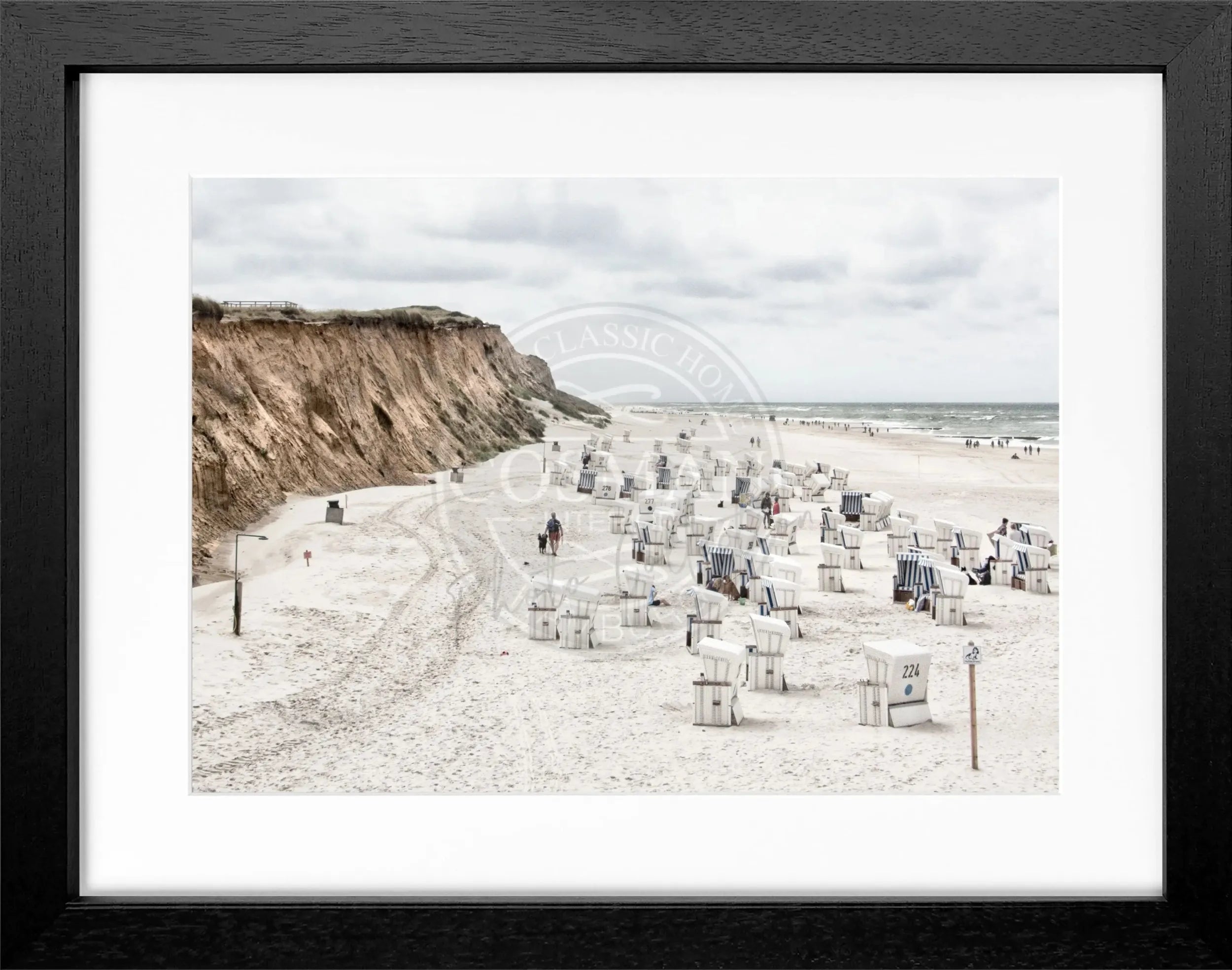 Schwarz-weiß Poster mit Rahmen von Cosman-Photocollection, zeigt Strandkörbe auf Sylt in Kampen, 31x25 cm, urbanes Meeresmotiv