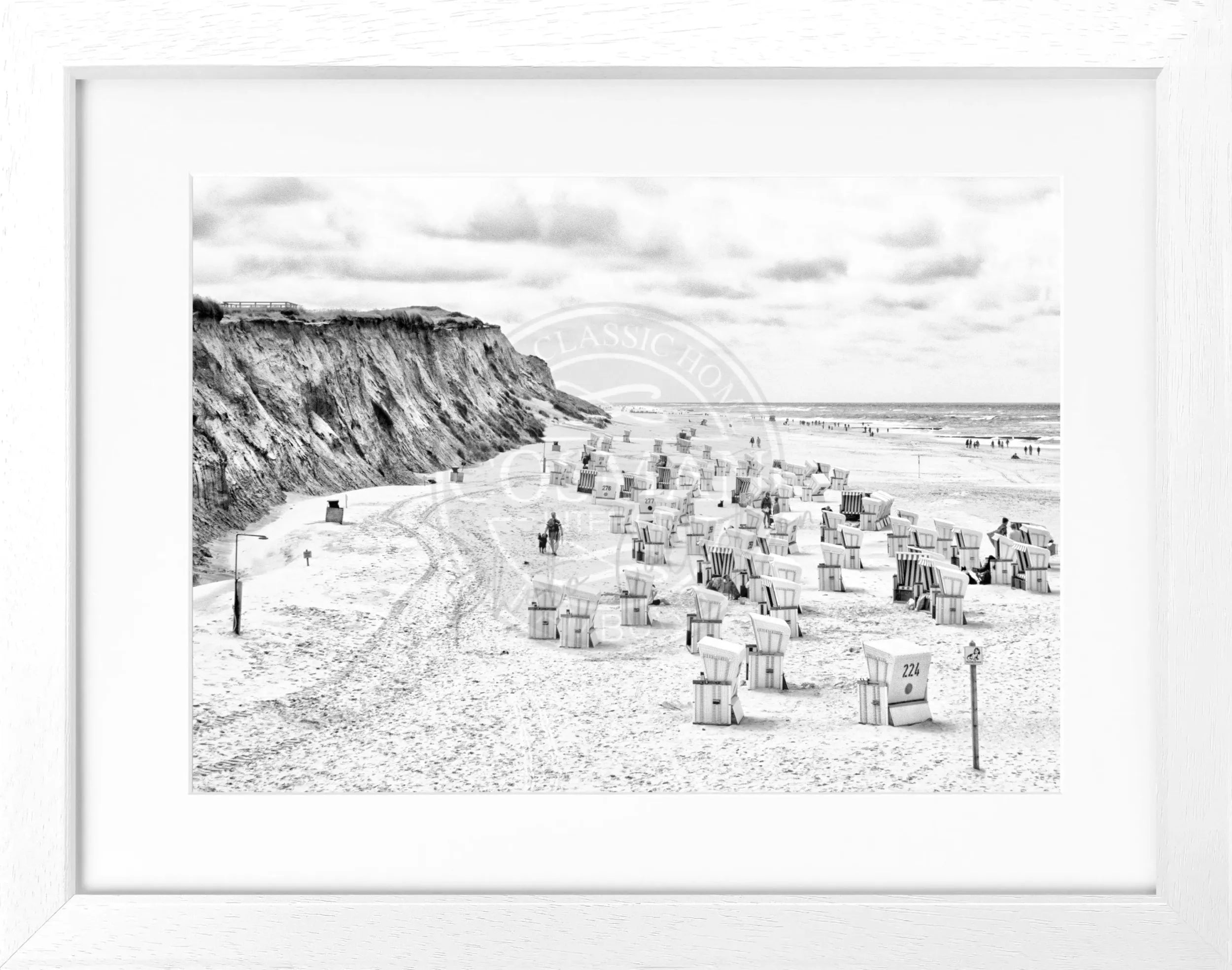 Schwarz-weiß Poster mit Rahmen von Cosman-Photocollection, zeigt Strandkörbe an der Nordseeinsel Sylt Kampen, ca. 31x25cm