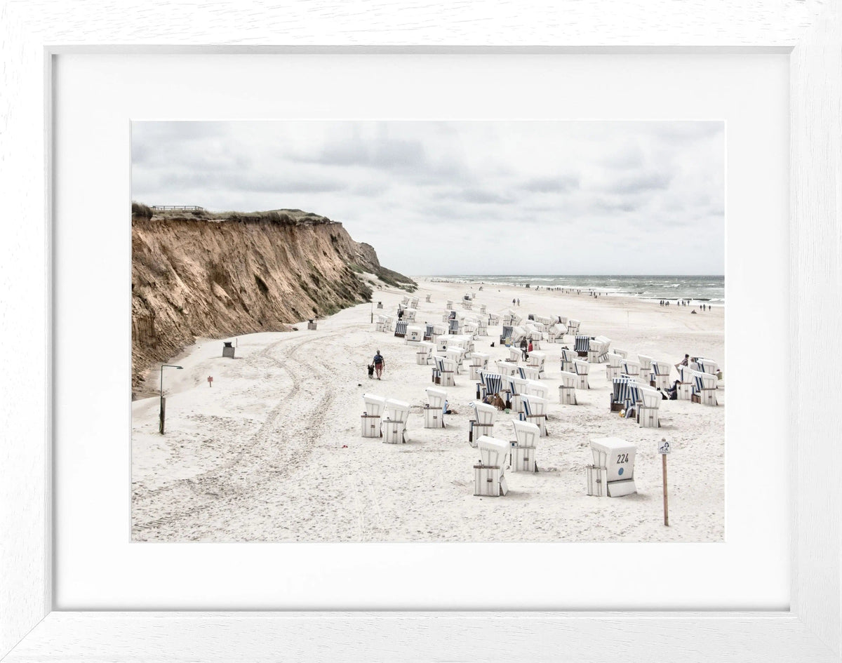 Schwarz-weiß Poster mit Rahmen, zeigt Strandkörbe am Strand von Kampen auf Sylt, von Cosman-Photocollection, 31x25 cm