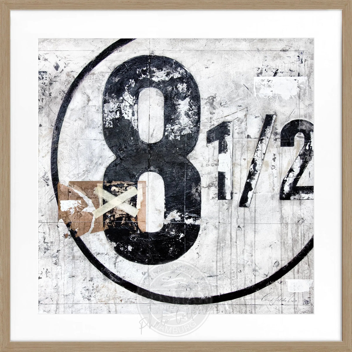 Schwarzweiß-Poster mit Rahmen ’achteinhalb’ von Cosman-Photocollection, quadratisch 55x55cm, modernes Wandbild.
