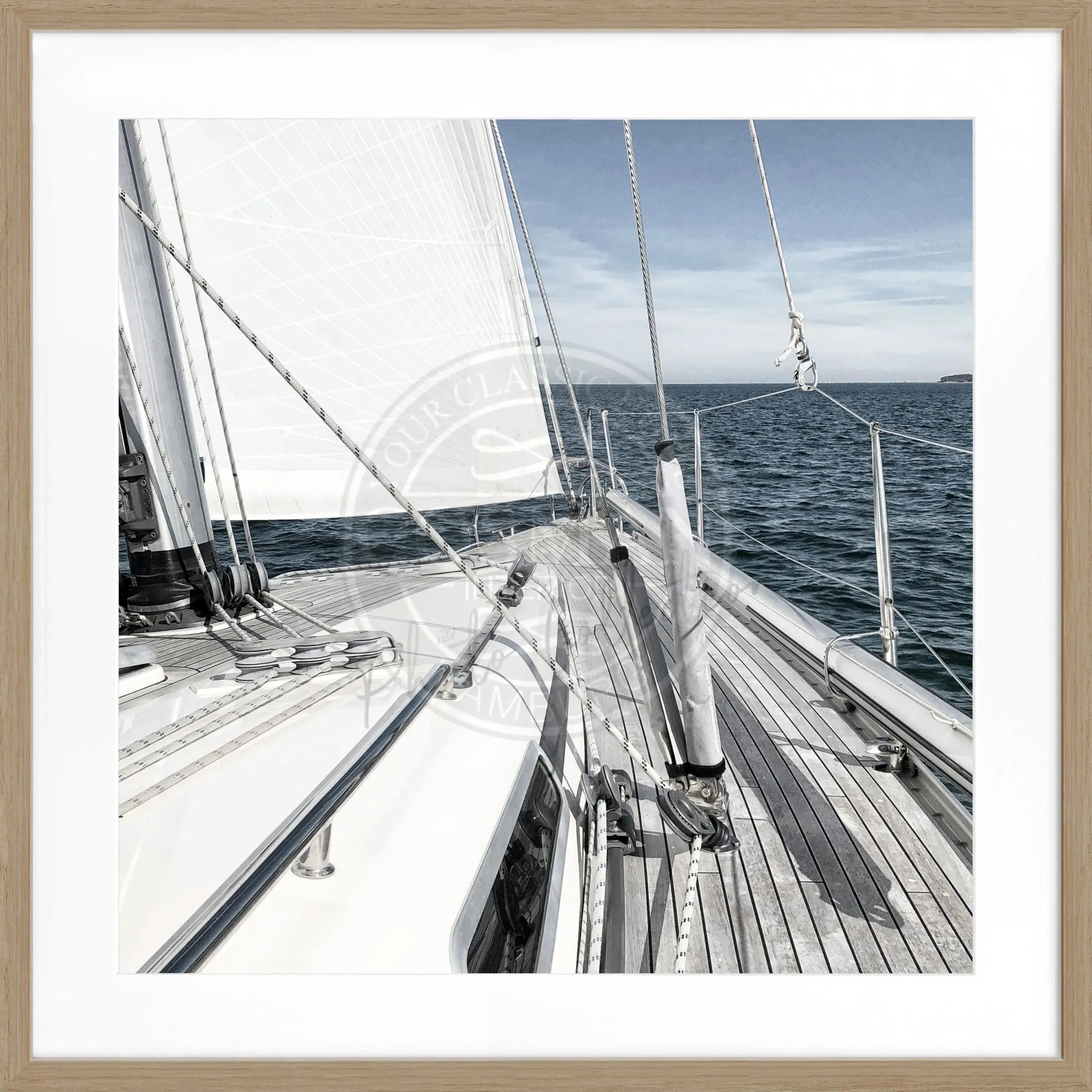 Schwarzweiß Poster mit Rahmen von einem Segelboot, im quadratischen Format 55x55cm, von Cosman-Photocollection.
