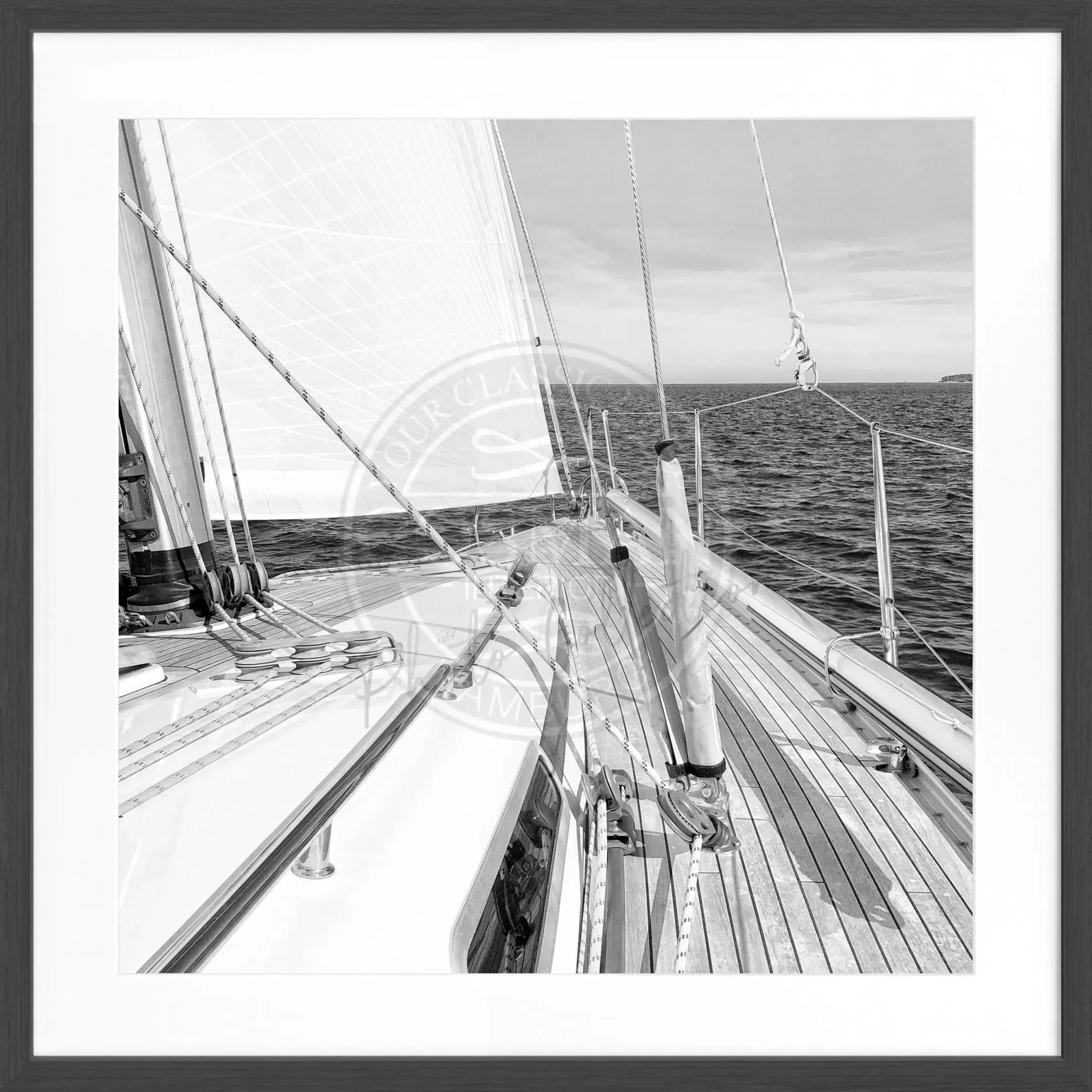 Schwarz-weiß Poster mit Rahmen von einem Segelboot aus der Cosman-Photocollection, quadratisch 55x55cm, dekoratives Wandbild