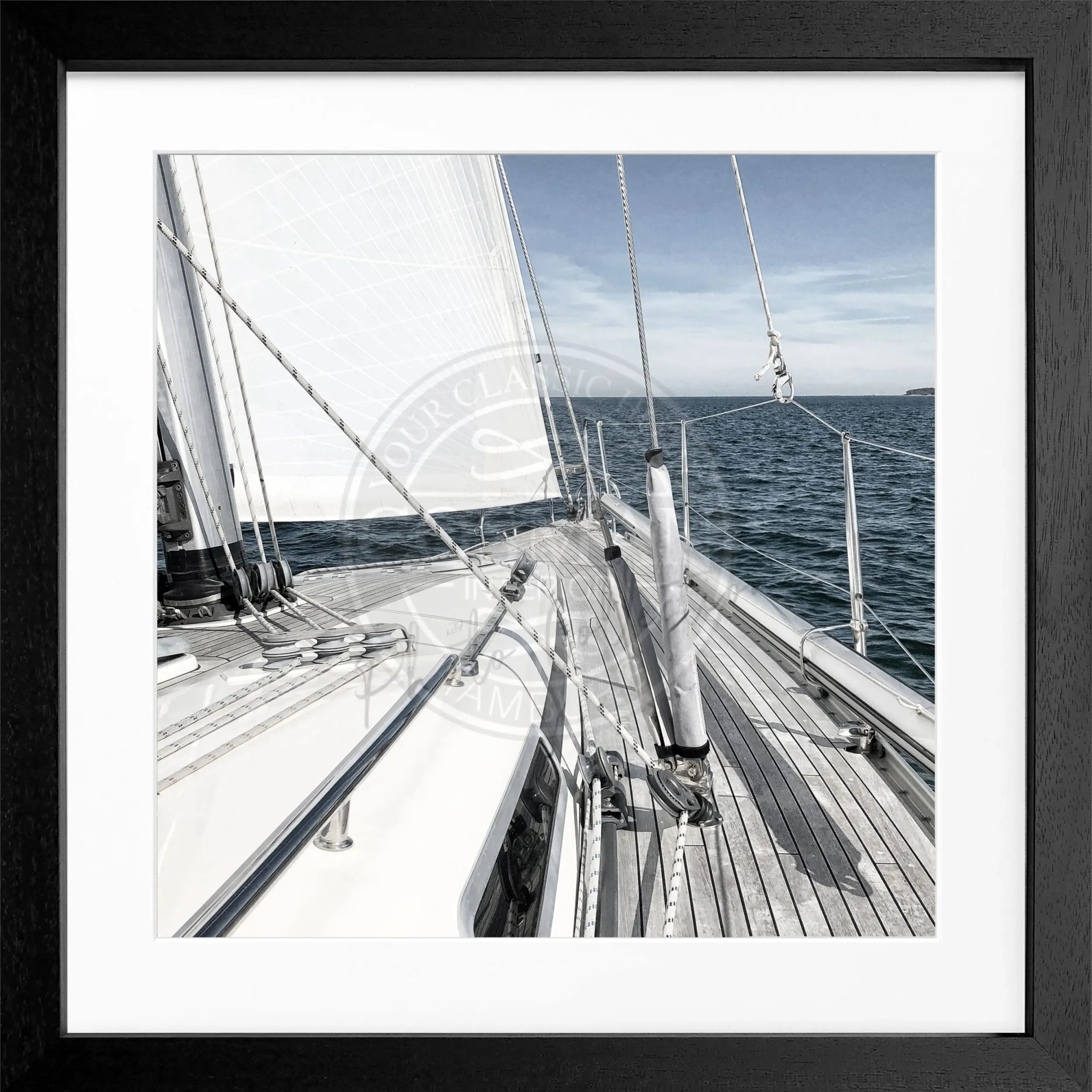 Schwarz-weißes Poster mit Segelboot-Motiv im Rahmen, von Cosman-Photocollection, 55x55 cm, quadratisches Wandbild
