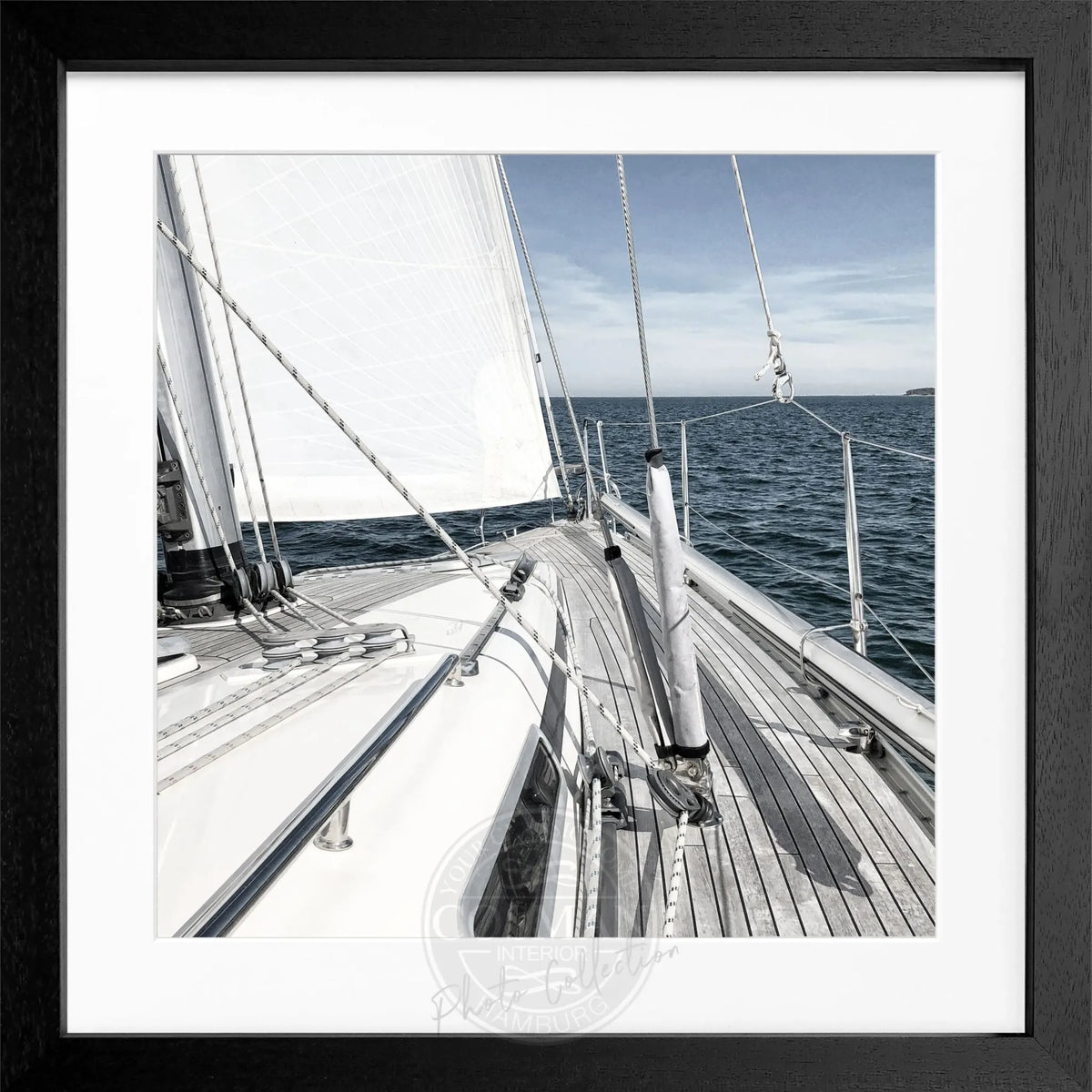 Schwarz-weißes Poster mit Segelboot-Motiv im Rahmen, von Cosman-Photocollection, 55x55 cm, quadratisches Wandbild