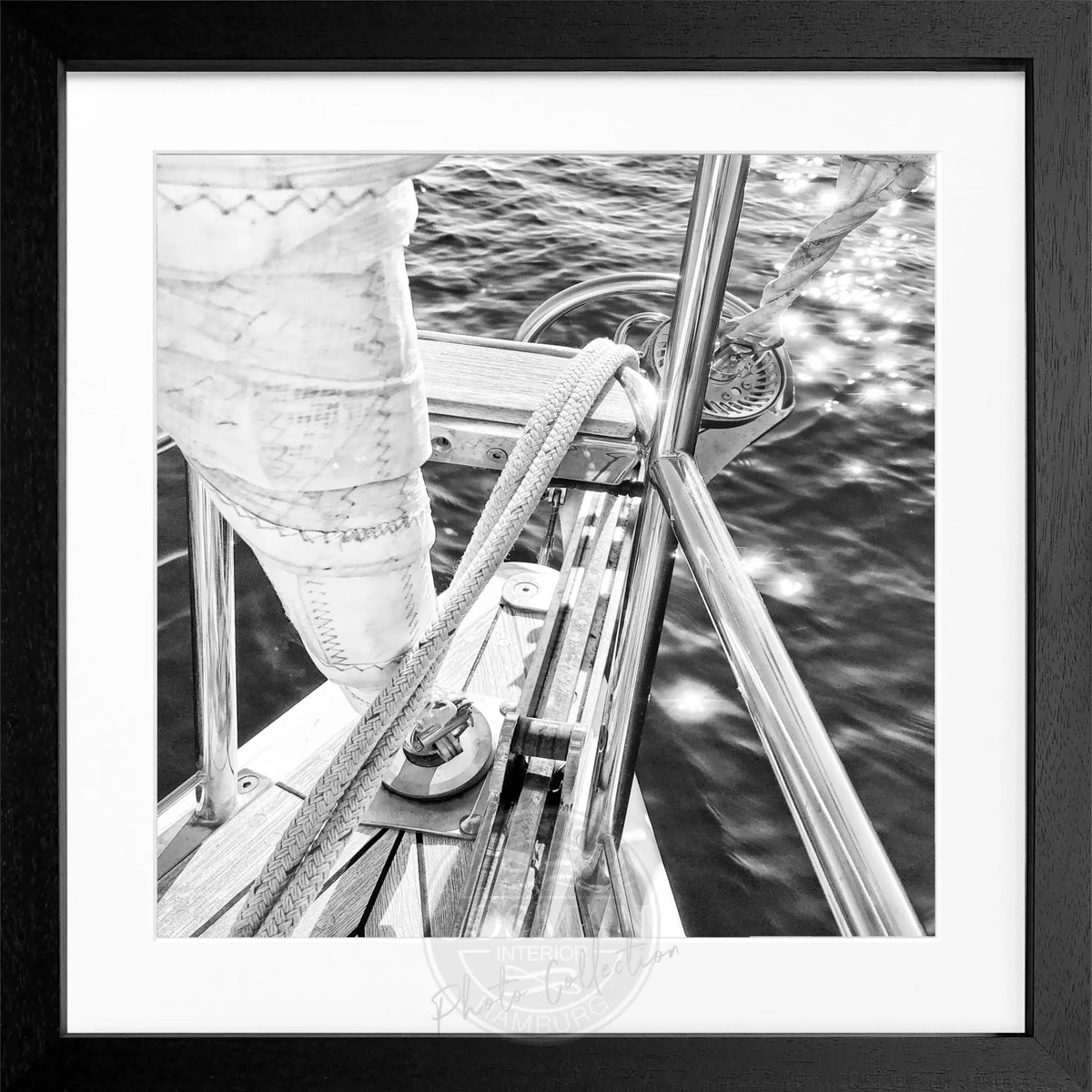 Schwarz-weiß Poster mit Rahmen von einem Segelboot, von Cosman-Photocollection, quadratisch 55x55 cm, minimalistisches Design