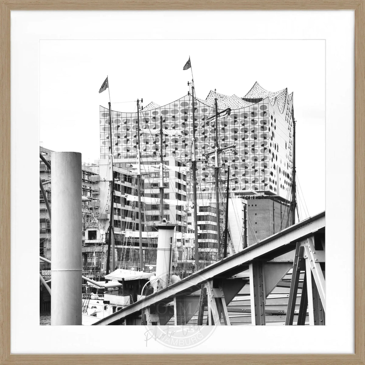 Schwarzes Poster mit Rahmen, Hamburg ’Elphi’ Motiv, von Cosman-Photocollection, quadratisch 55x55cm, Wanddekoration