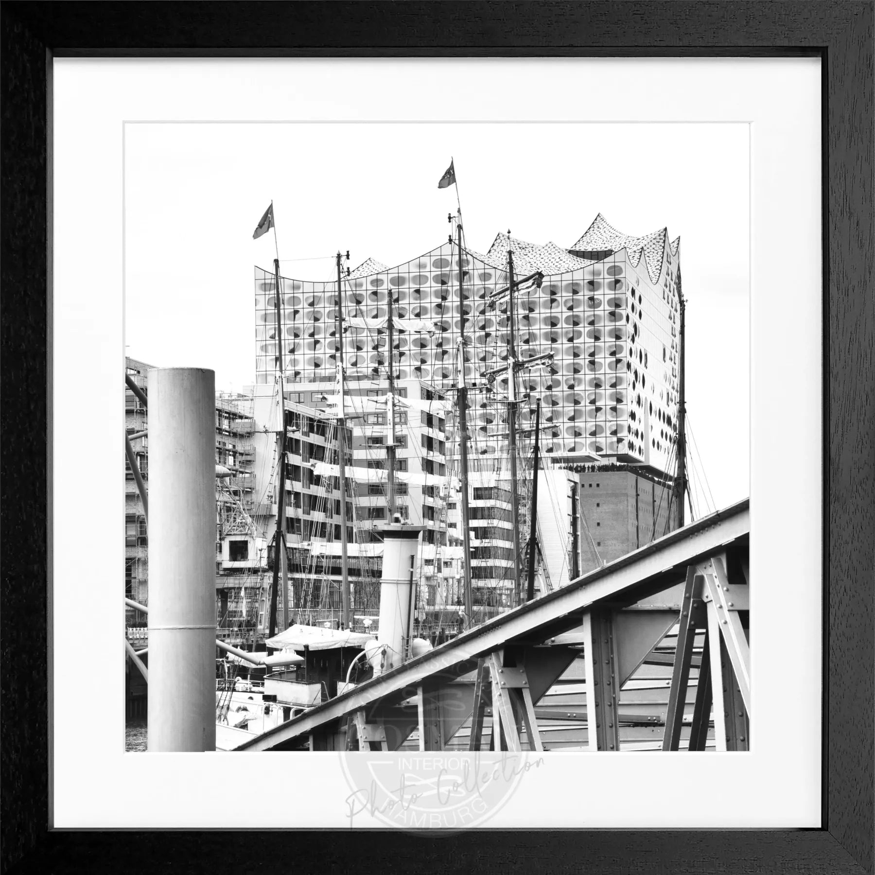 Schwarz-weißes Poster mit Rahmen von Cosman-Photocollection, Hamburg ’Elphi’ in 55x55cm als Wanddekoration