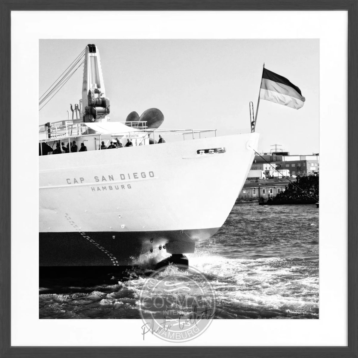 Schwarz-weiß Poster mit Rahmen, zeigt den Hamburger Hafen mit dem Frachtschiff Cap San Diego, von Cosman-Photocollection.