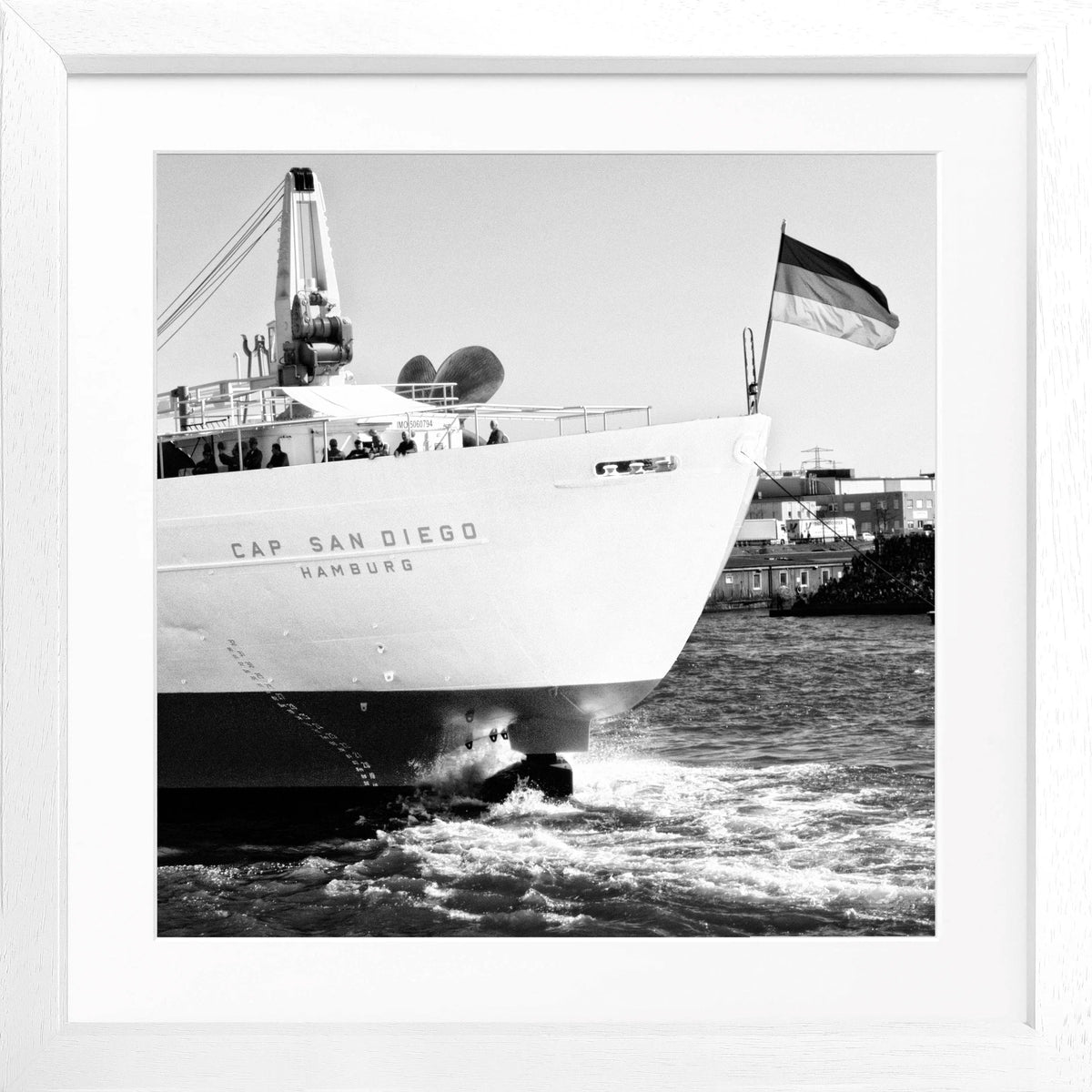 Schwarz-weiß Poster mit Rahmen von Cosman-Photocollection, Hamburg Hafen mit Cap San Diego, quadratisch 55x55cm