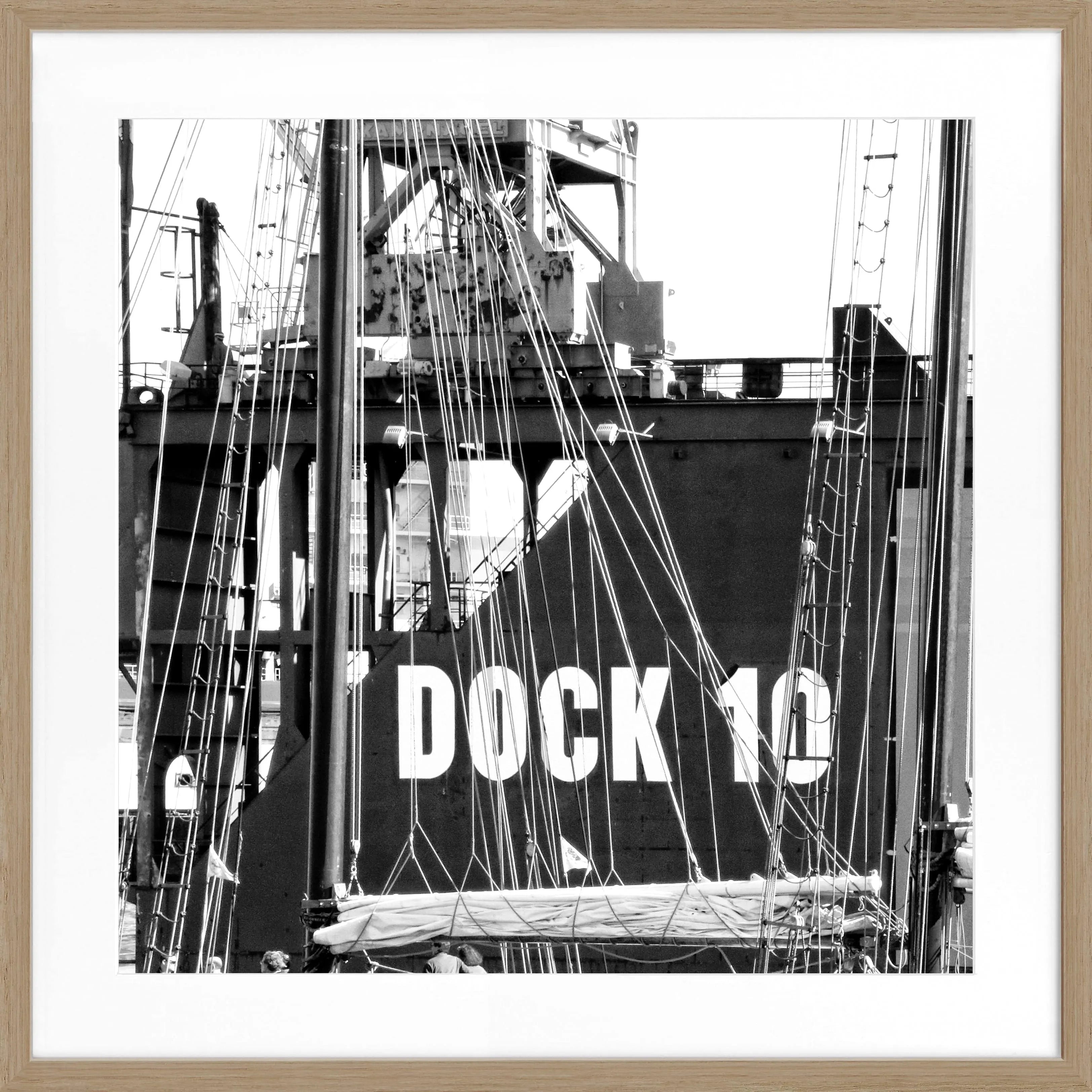 Schwarz-weiß Poster mit Rahmen, Hamburg Hafen Dock 10, von Cosman-Photocollection, 55x55cm, maritimes Stadtbild