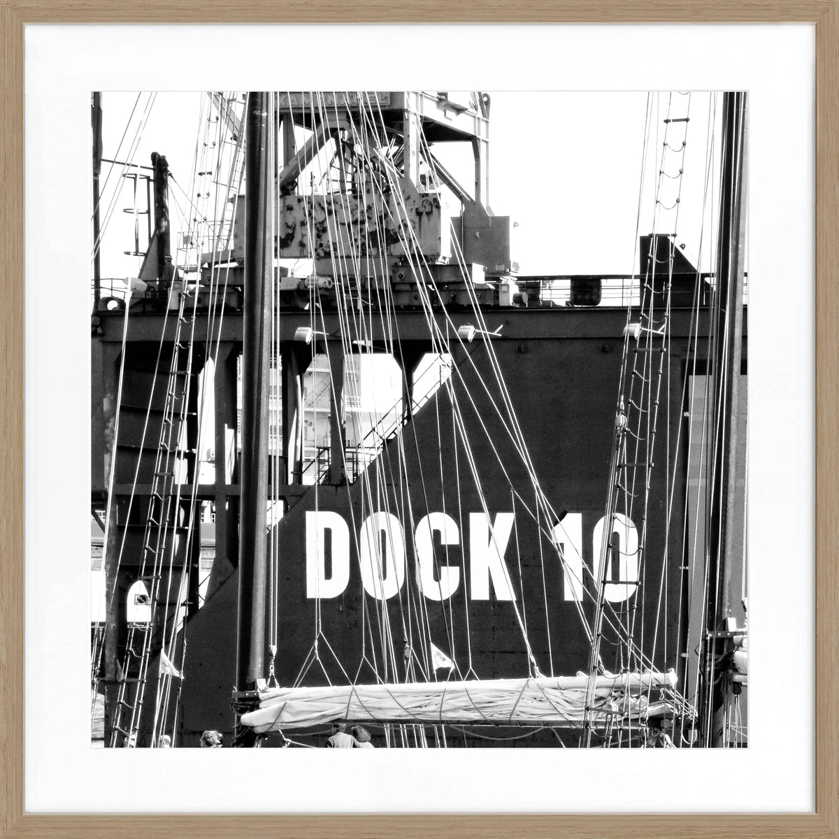 Schwarz-weiß Poster mit Rahmen, Hamburg Hafen Dock 10, von Cosman-Photocollection, 55x55cm, maritimes Stadtbild