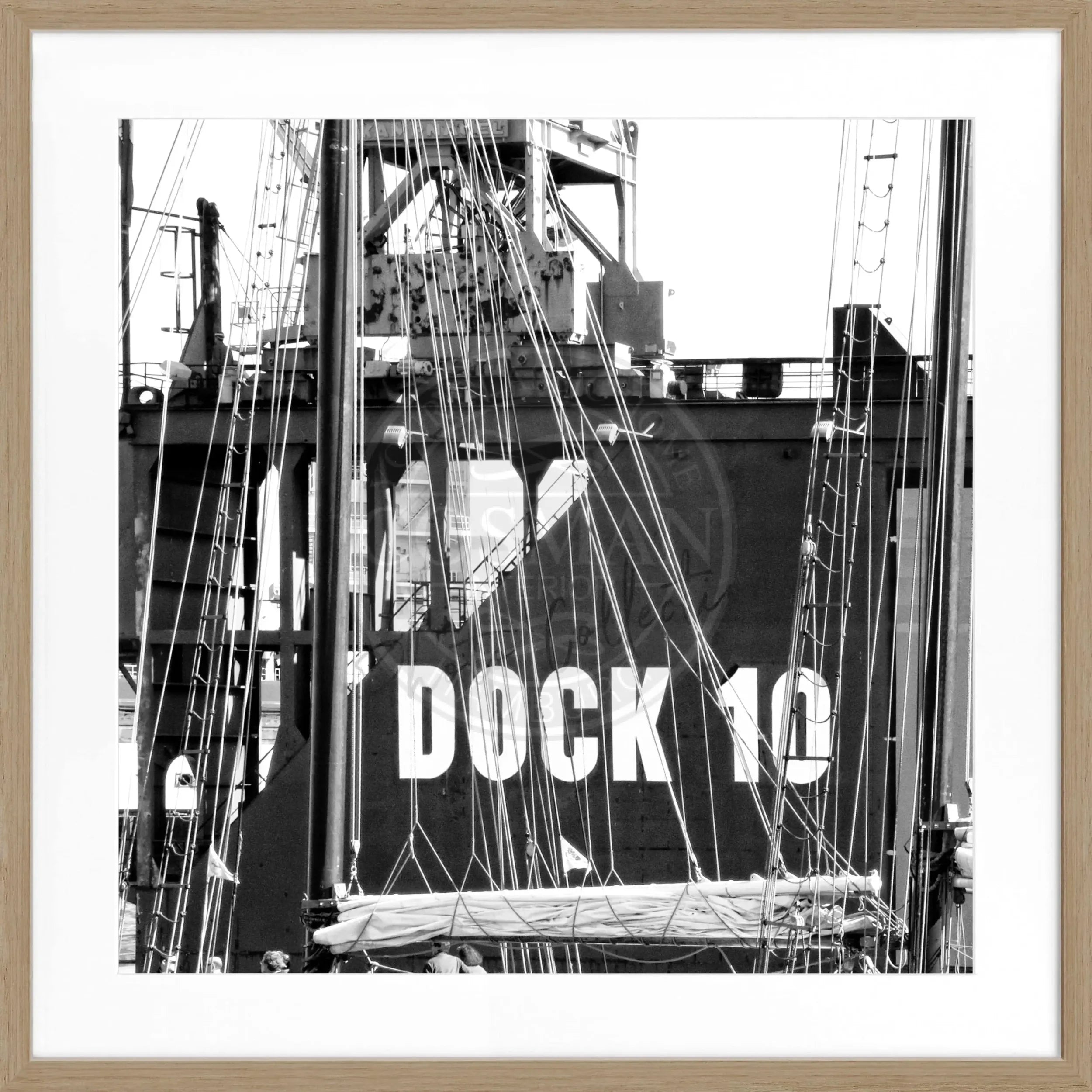 Schwarz-weiß Poster mit Rahmen, Hamburg Hafen Dock 10, von Cosman-Photocollection, 55x55cm, maritimes Stadtbild